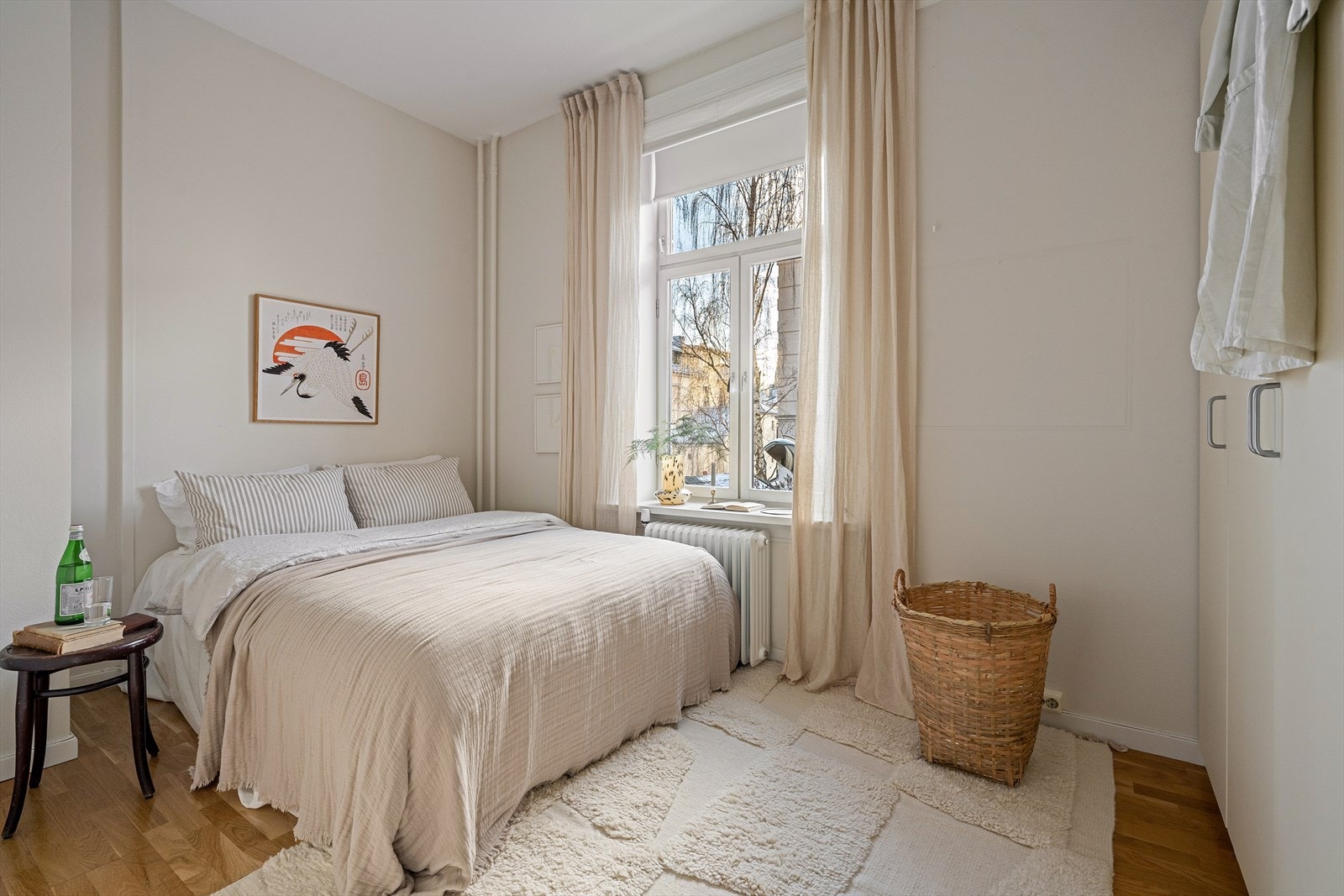 Leiligheten er i dag innredet med 2 soverom - Hovedsoverom med plass til dobbeltseng og stor garderobeløsning Galleribilde