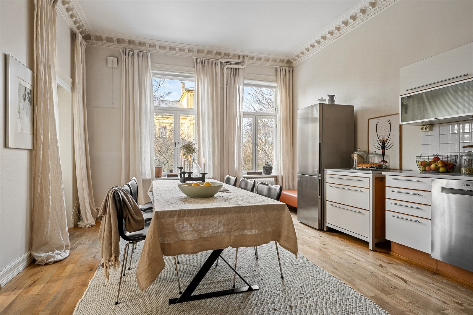 På kjøkkenet er det også rikelig med plass til et stort langbord, perfekt for hyggelige middager og sosiale sammenkomster Galleribilde