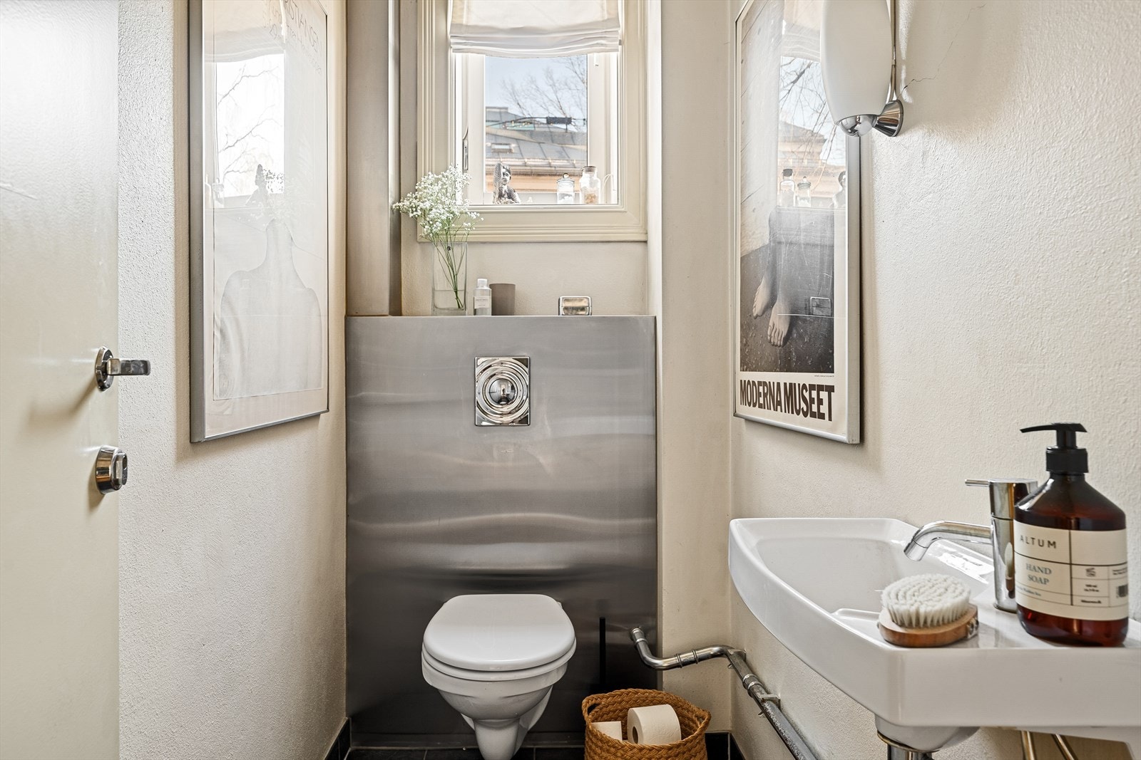 Praktisk separat wc med flislagt gulv med varme - Servant og veggfestet klosett med innebygget sisterne Galleribilde