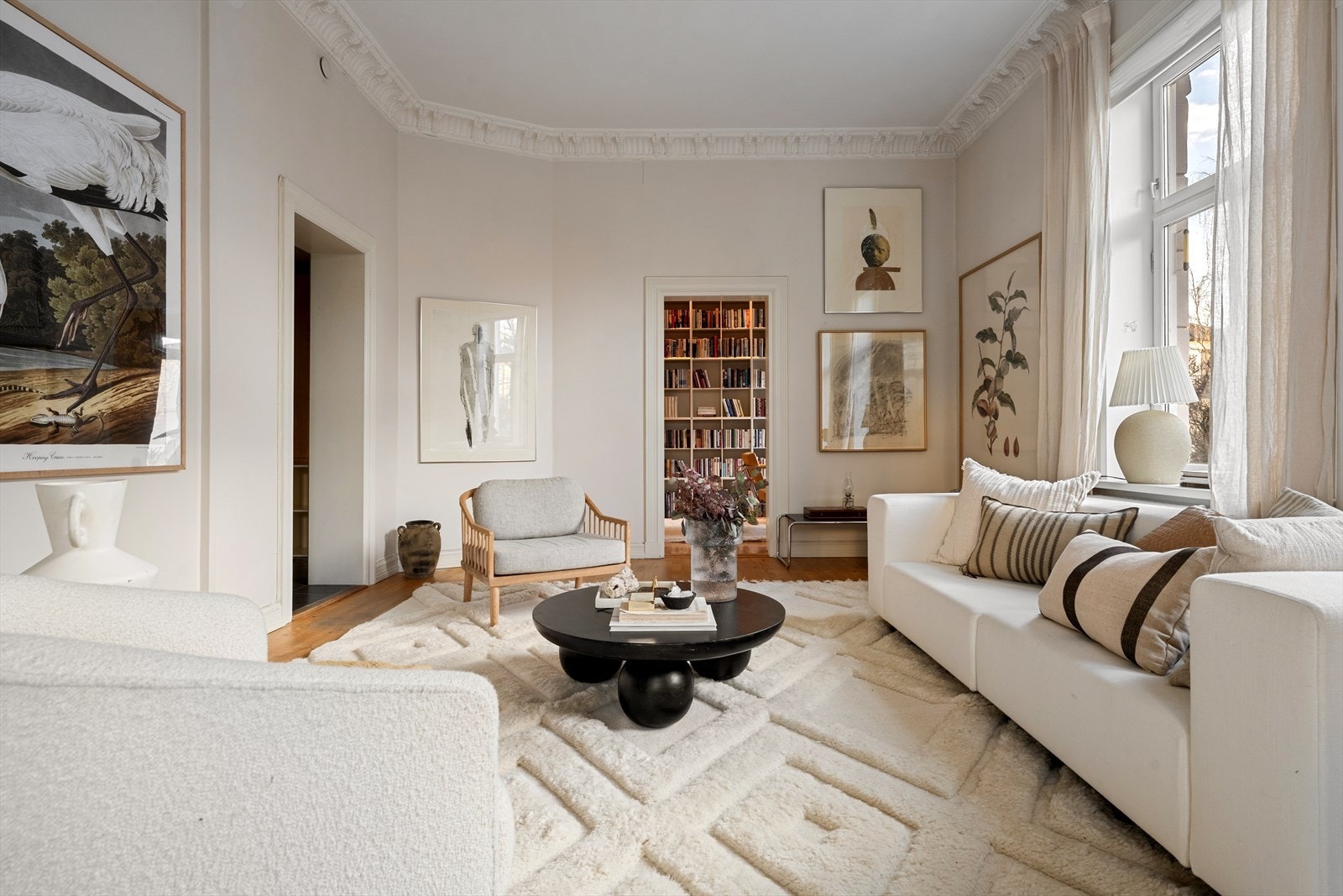 Legg merke til leilighetens vakre stukkaturer Galleribilde