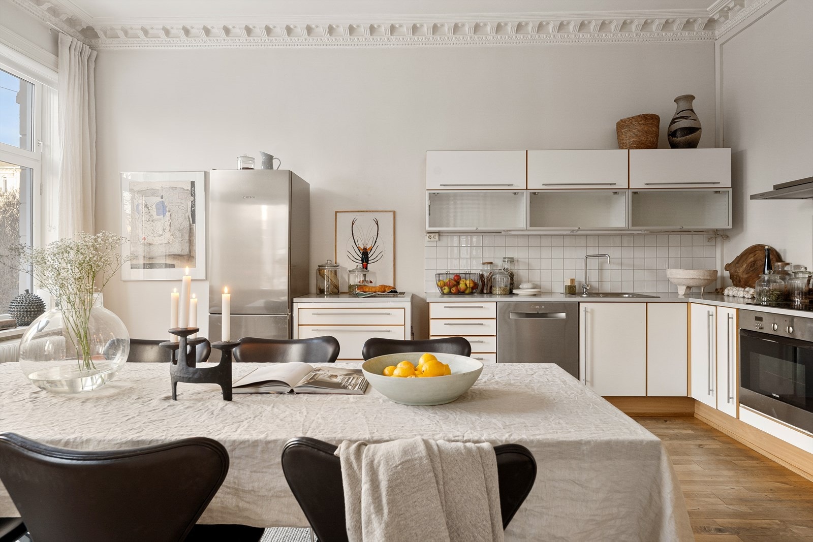 Innredningen består av glatte fronter, med enkelte glassfronter i overskapene og fliser på vegg over benkeskap Galleribilde