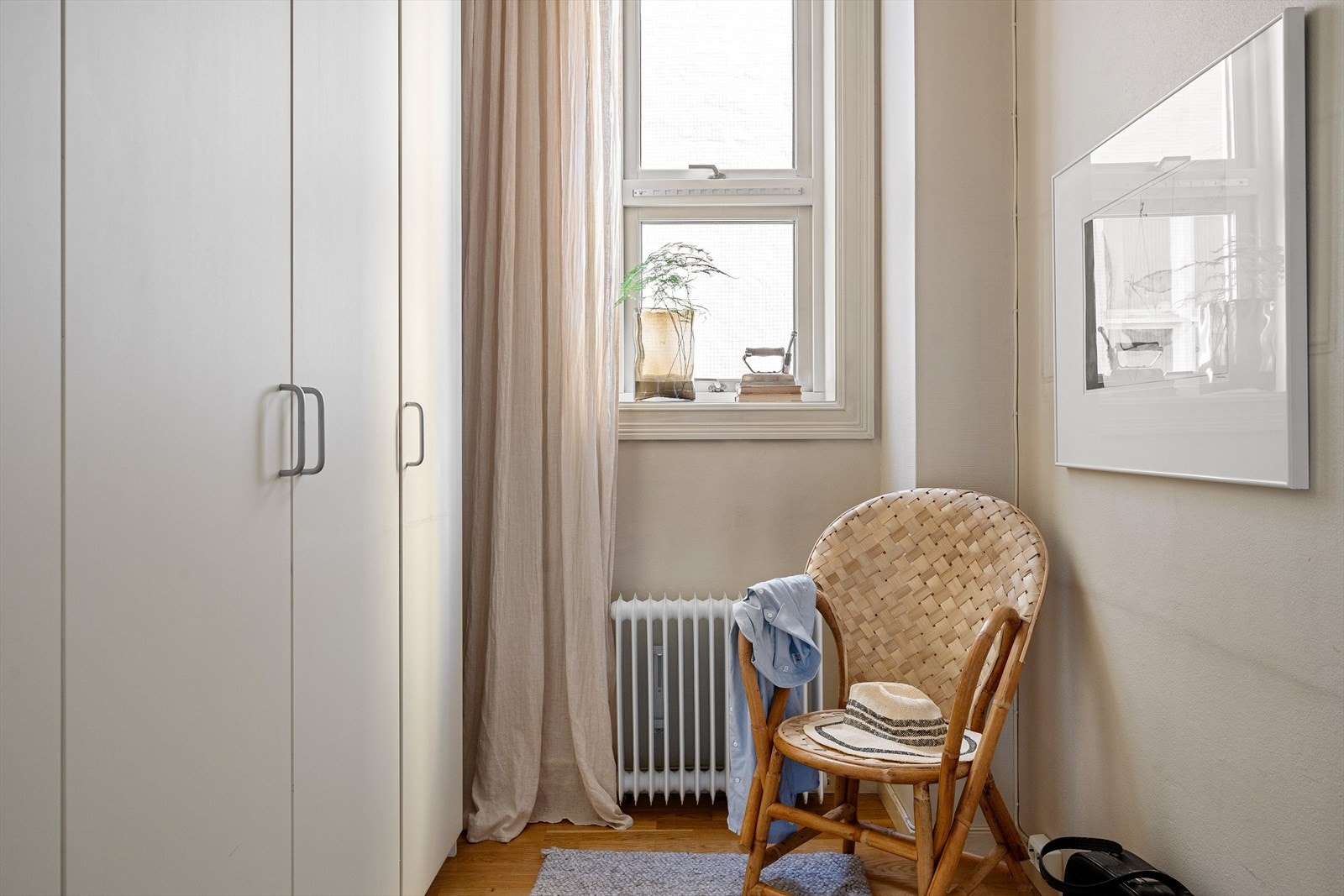 Leiligheten har en intern bod / walk-in closet som ivaretar behovet for lagringsplass Galleribilde