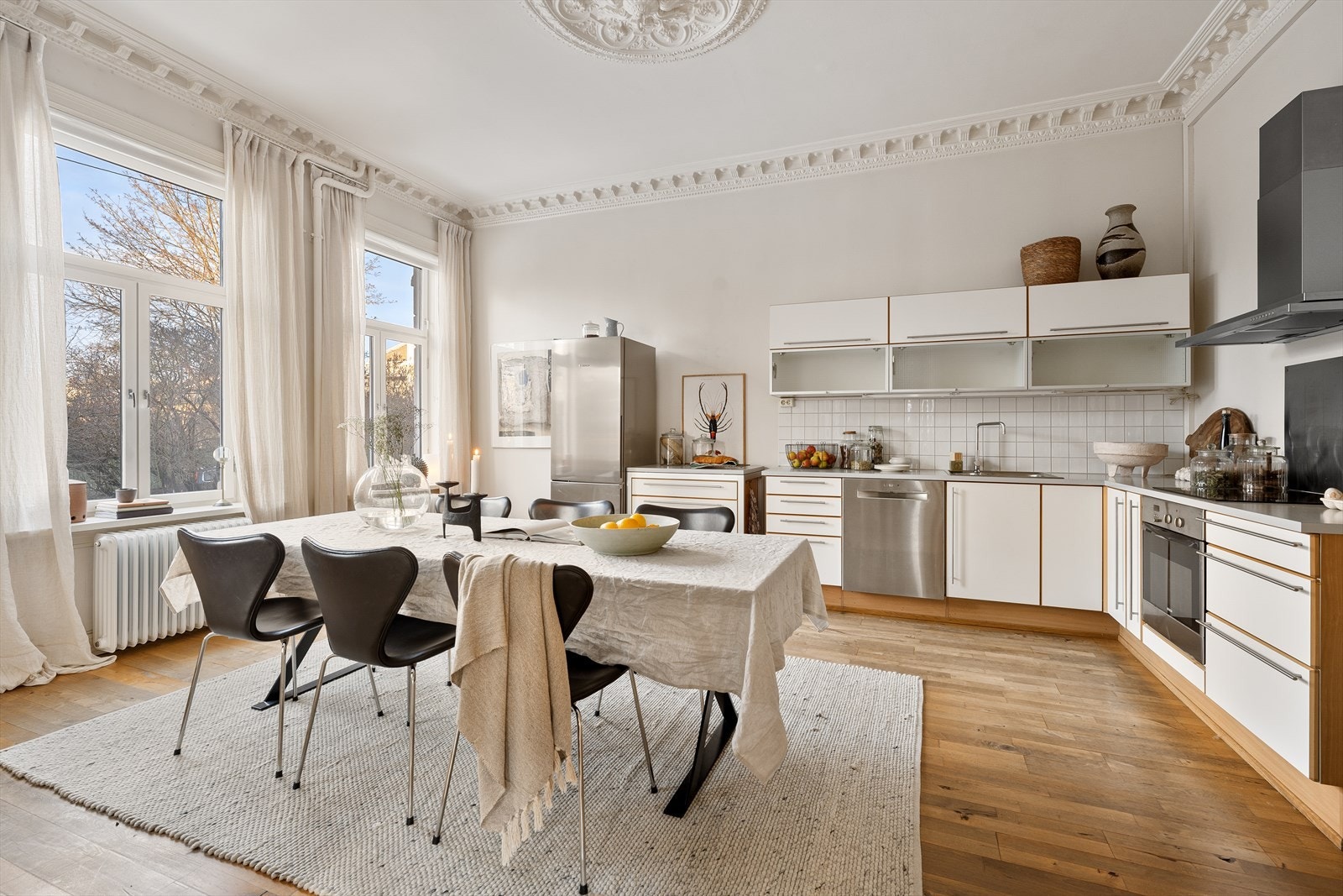 Kjøkkenet er også av god størrelse, og er innredet med hjørnekjøkken for maksimal plassutnyttelse Galleribilde