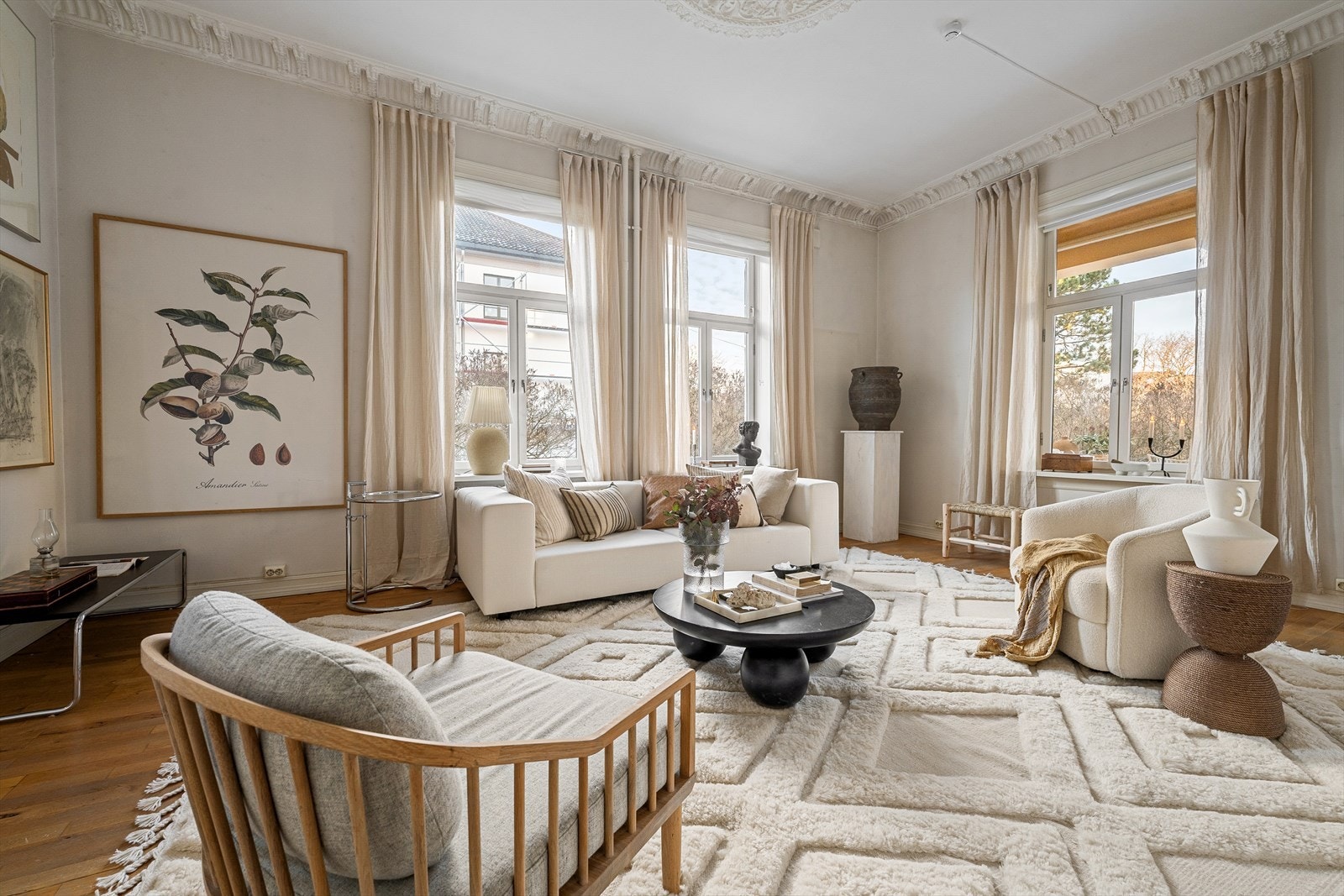 De store vindusflatene slipper inn rikelig med dagslys og skaper en lys og innbydende stemning Galleribilde