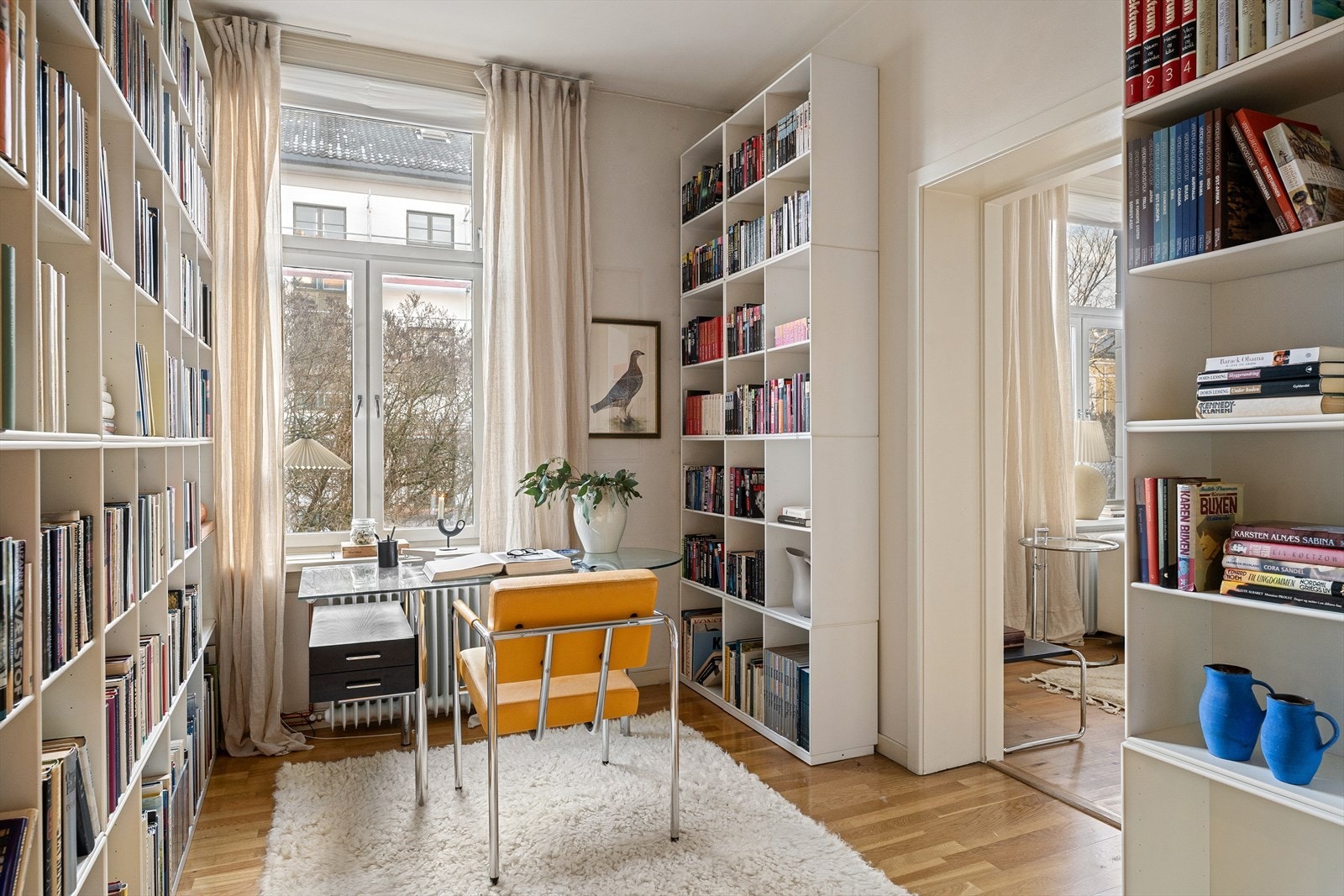 Leiligheten har en hyggelig kontorkrok mellom stuen og gangen, perfekt for hjemmekontor! Galleribilde