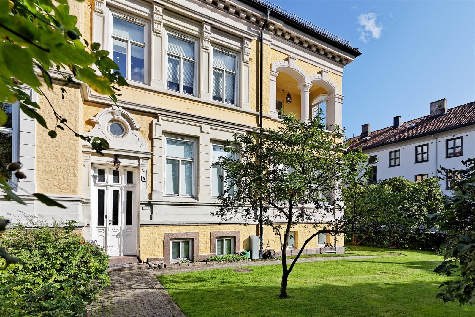 Bygget har asymmetriske fasader, med en gavlprydet risalitt og vakre loggia verandaer på hjørnene Galleribilde