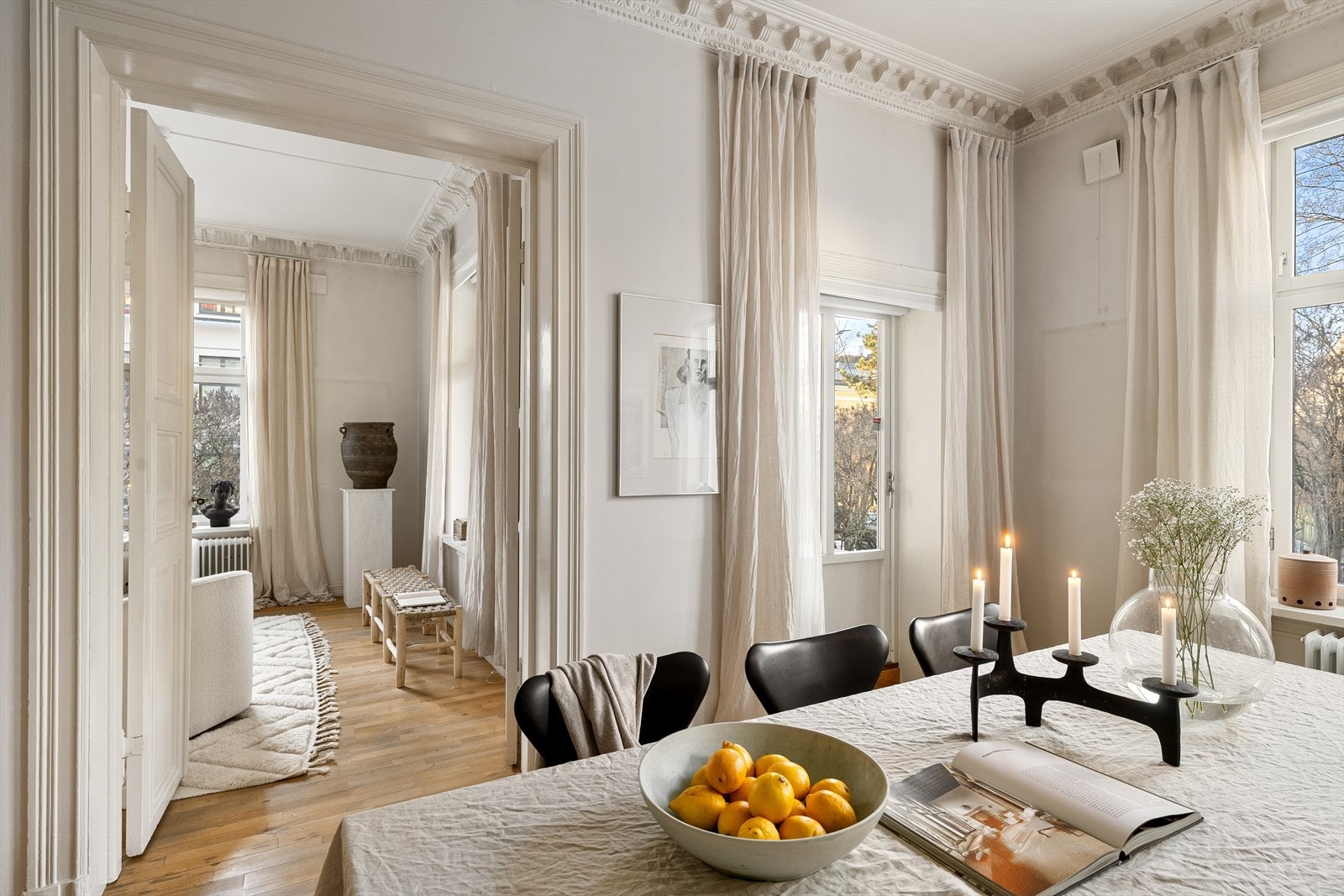 Kjøkkenet er leilighetens sosiale midtpunkt Galleribilde