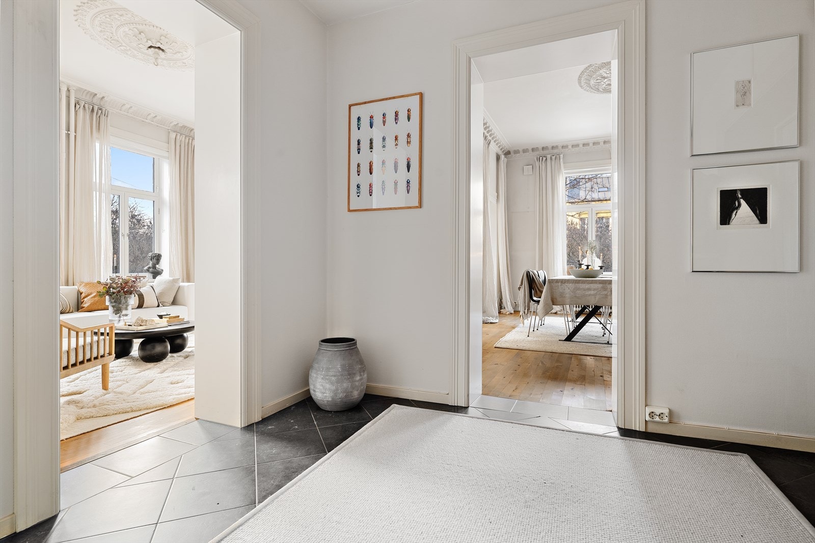 Leiligheten har en stor og innbydende hall som har rikelig med plass til garderobeløsning - Flislagt gulv med varmekabler i entréen sikrer en behagelig temperatur året rundt Galleribilde