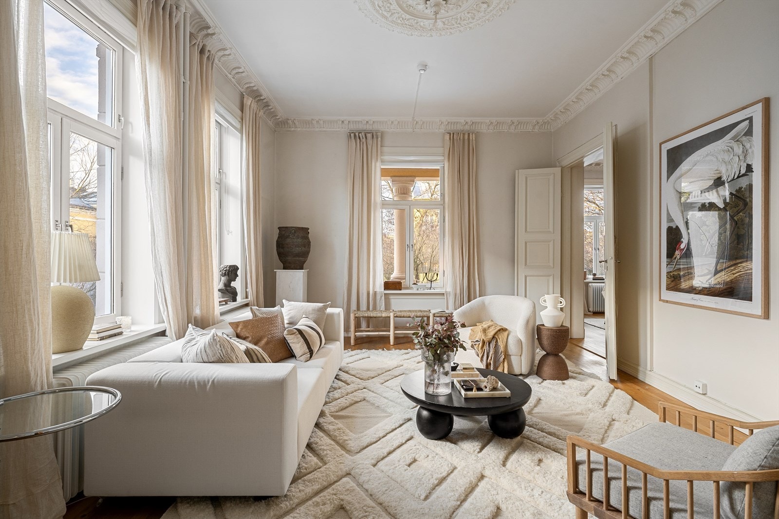 Det er god plass til stor sofaseksjon, samt tilhørende stuebord og mediemøblement Galleribilde