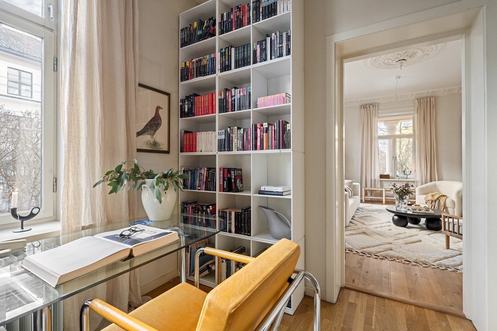 Kontoret er innredet med bokhyller på veggene, og fungerer også som et lite hyggelig "bibliotek" - Mulig å etablere et tredje soverom Galleribilde