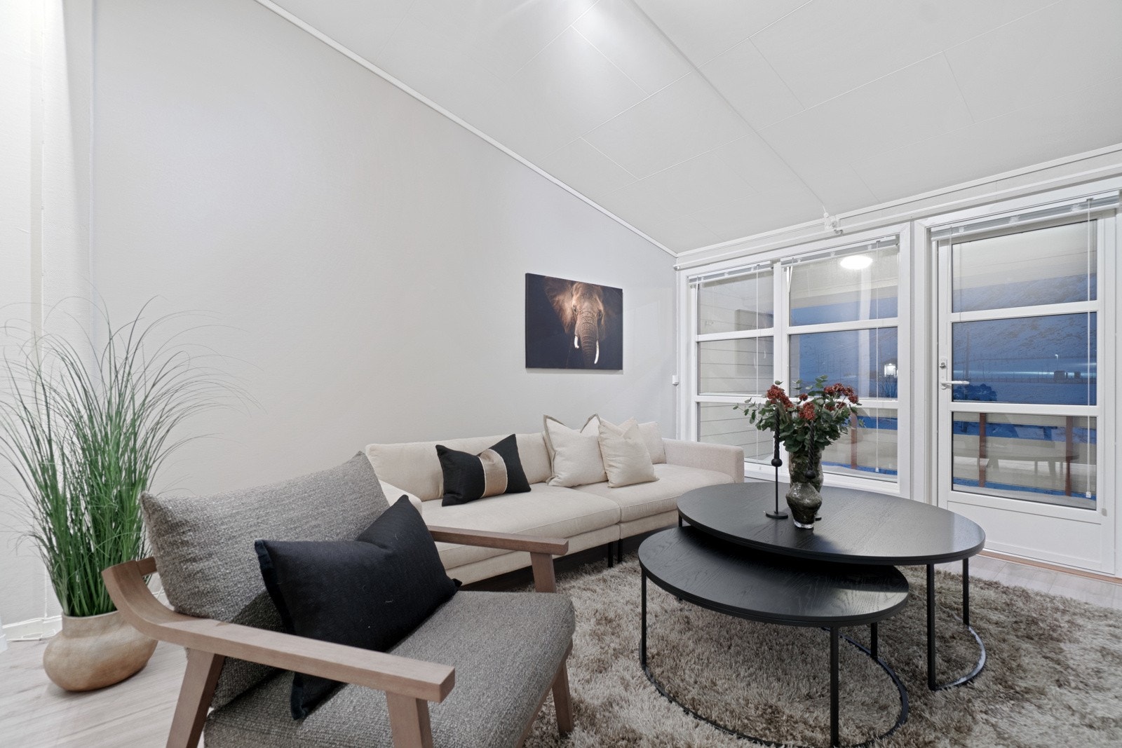 Etasjen har i likhet med store deler av boligen en gjennomgående pen og moderne standard med tidsriktige farge- og materialvalg. Galleribilde