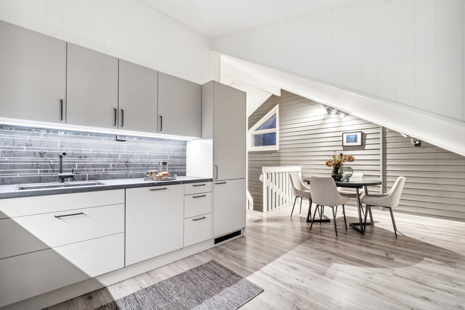 Boligens kjøkken ligger i 2. etasje like ved stuen, og innredningen fremstår tidløs og moderne i en L-form. Galleribilde