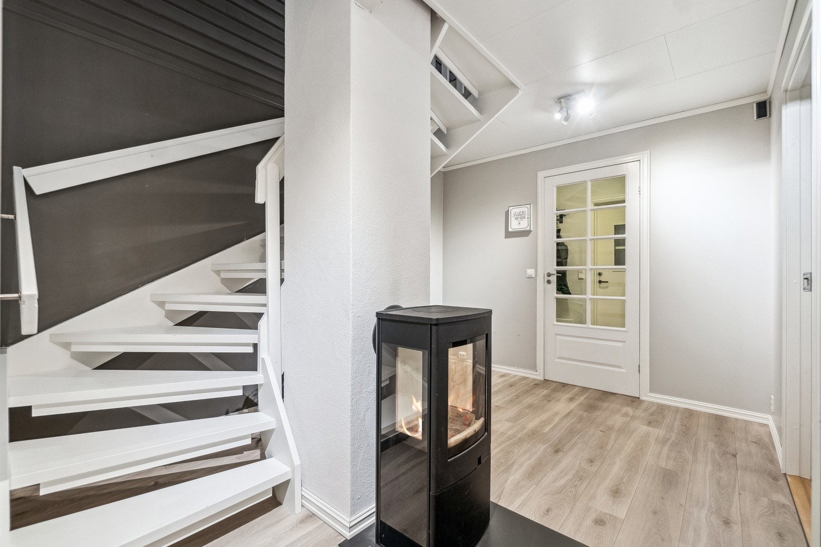 I trappegangen finner du en vedovn, praktisk plassert midt i boligen for mer effektiv oppvarming på kaldere årstider. Galleribilde