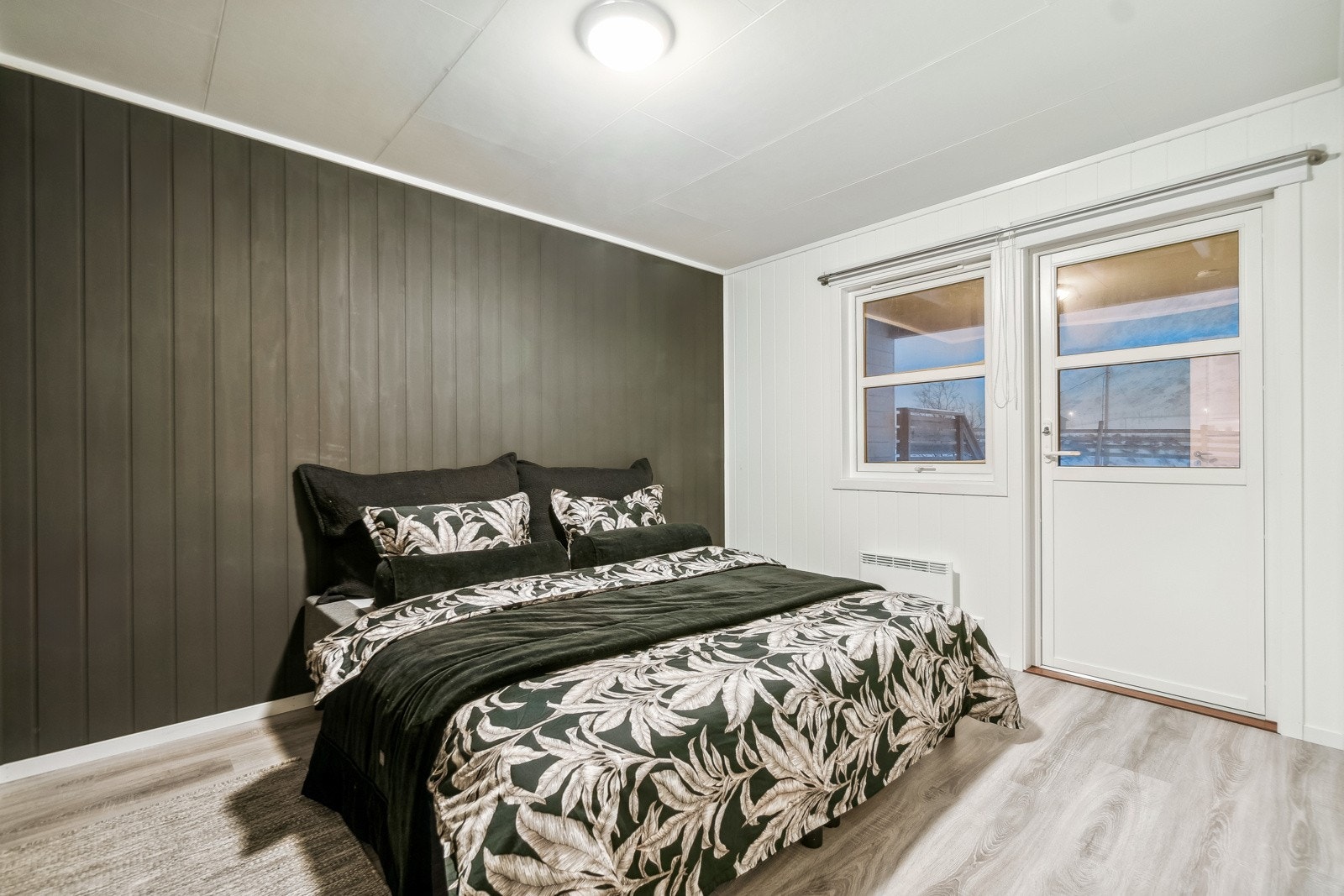 Fra gangen i 1. etasje finner du begge soverommene vegg-i-vegg med hverandre. Ett av soverommene har adkomst til boligens terasse i bakkant av boligen. Galleribilde