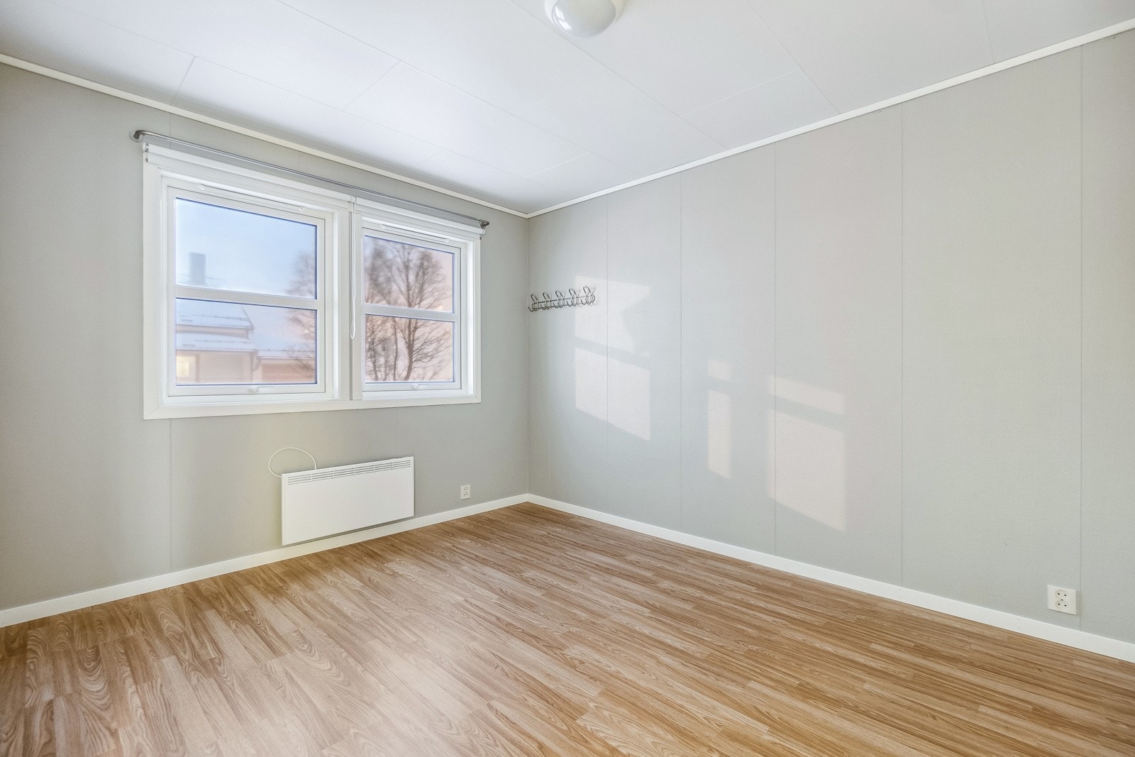 Begge soverom har god plass for dobbeltseng og øvrig innredning. Dersom det kun skulle være behov for 1 soverom vil begge rom egne seg godt til andre oppholdsformål, som for eksempel et eget kontor, hobbyrom, ekstra stue o.l. Galleribilde