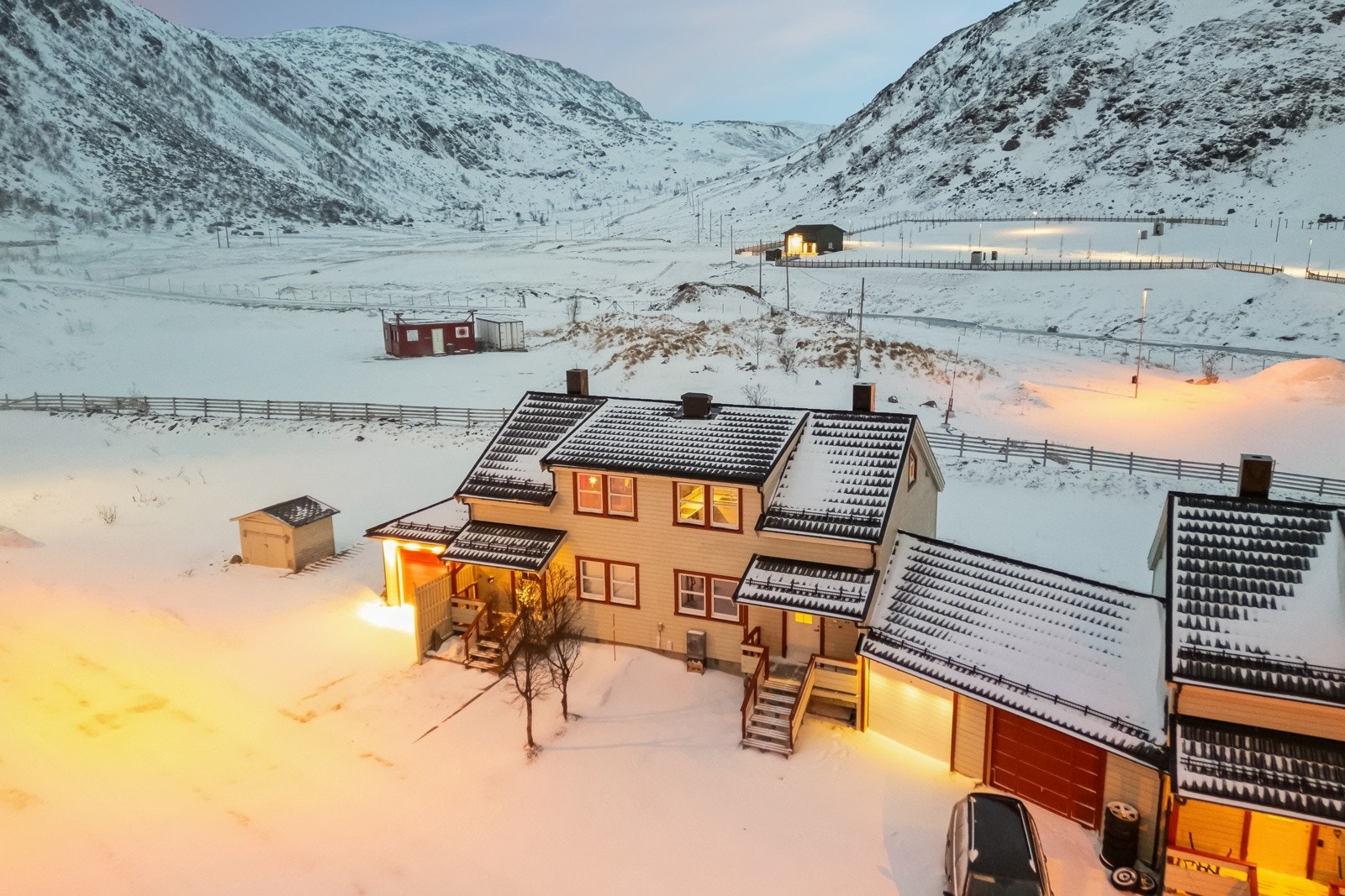 Boligen ligger i et rolig og barnevennlig boligområde i Indrefjord, ca. 4,5 km fra Hammerfest sentrum. Nærområdet består hovedsakelig av boligbebyggelse, rekreasjonsområder, skole og barnehager. Galleribilde