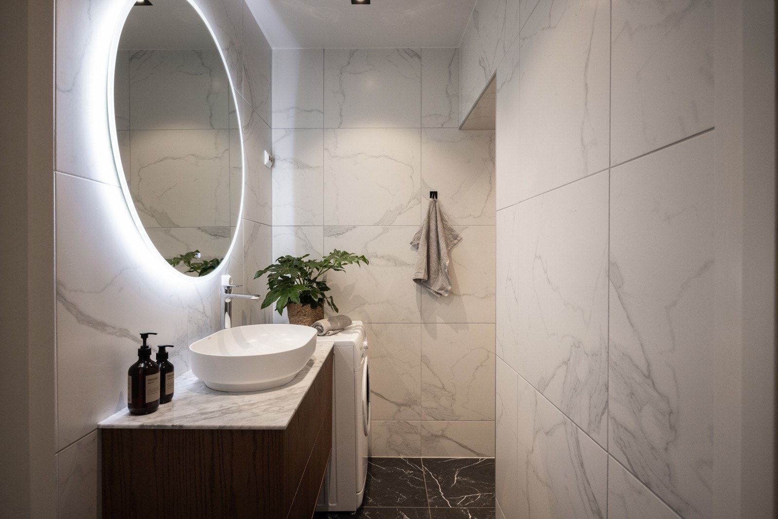 Stilrent og moderne bad fra 2018 med delikate fliser og varmekabler i gulvet. Galleribilde