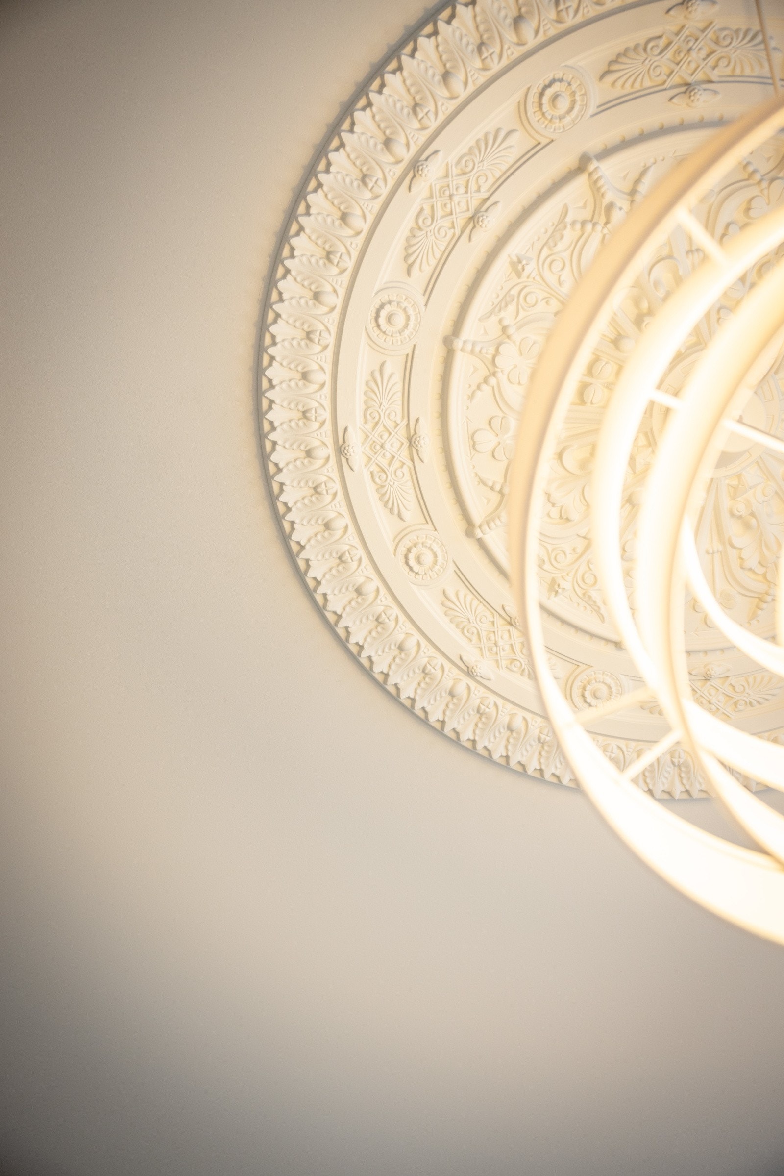 Klassiske detaljer som rosett og stukkatur møter moderne overflater fra 2018 - en harmonisk kombinasjon av tidløs eleganse og moderne stil. Galleribilde