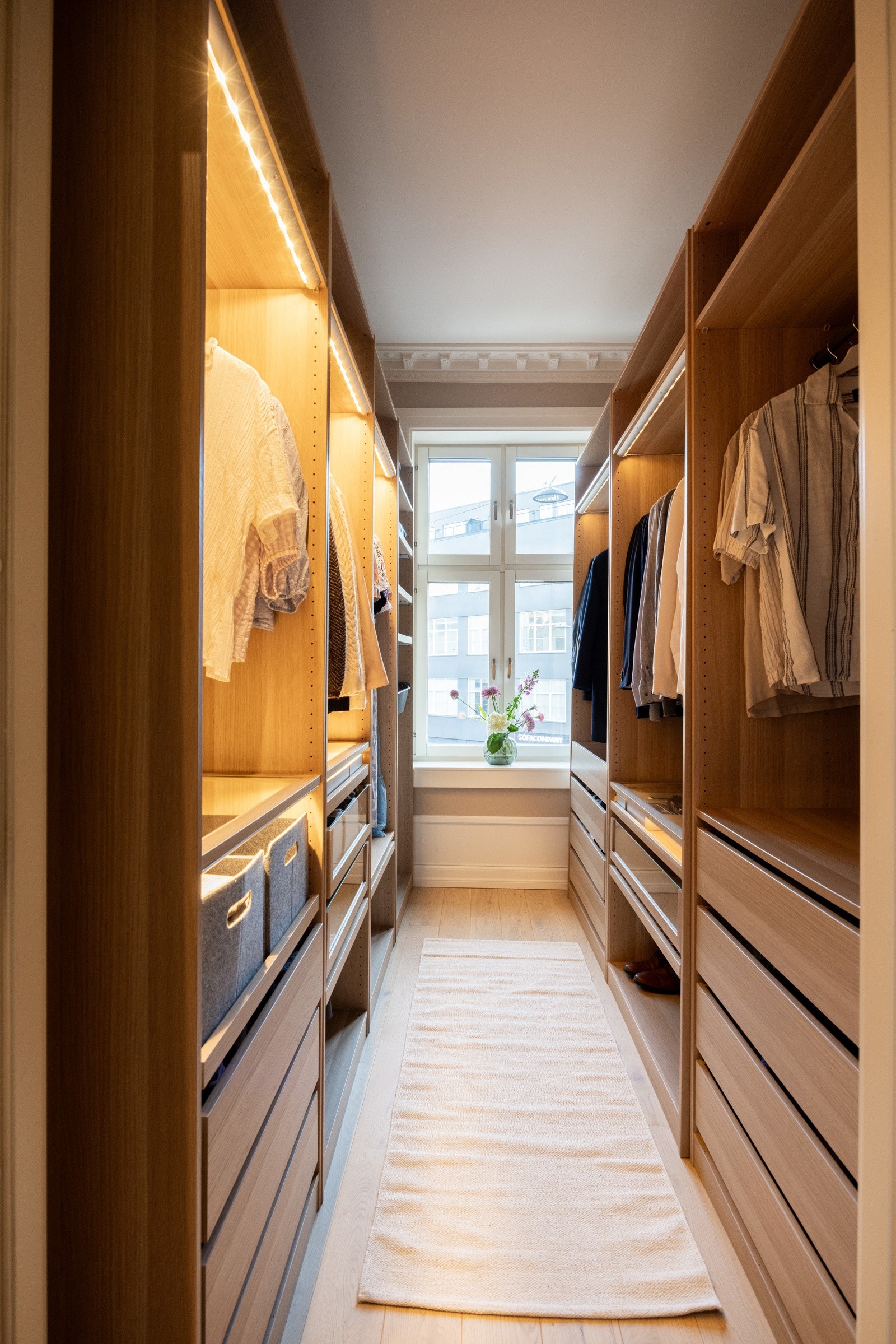 Det ene soverommet blir i dag benyttet som et praktisk walk-in closet. Her har man rikelig med oppbevaringsmuligheter for klær og sko. Garderoben medfølger handelen. Galleribilde