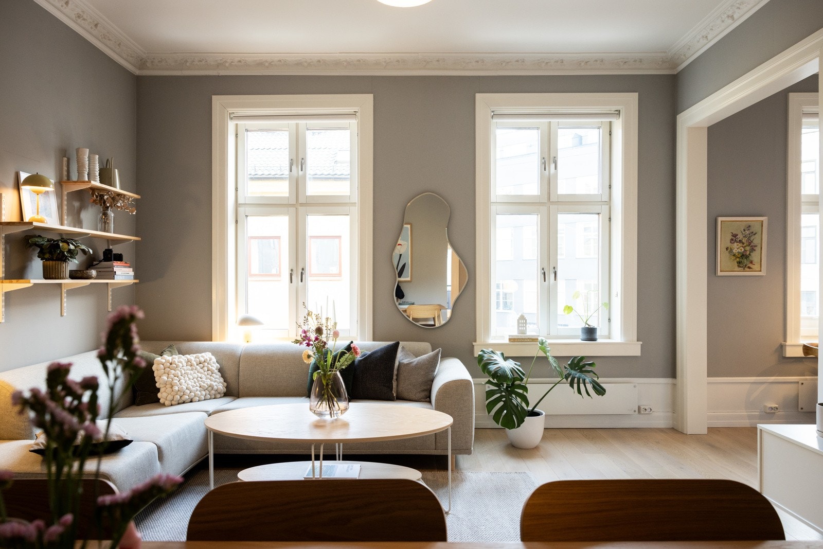 Den gode takhøyden og de store vinduflatene sørger for behagelig romfølelse. Galleribilde