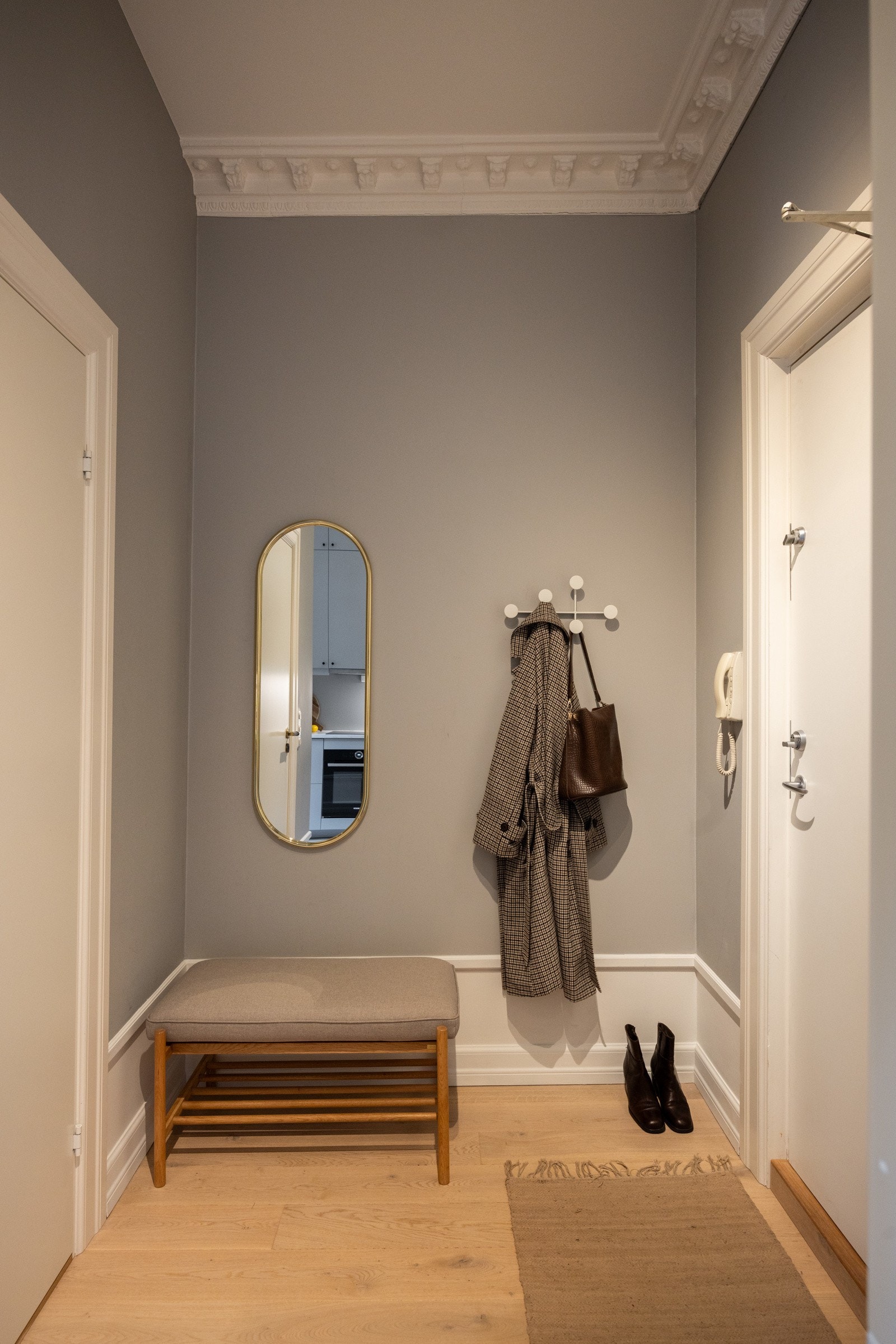 Velkommen inn i en lys og innbydende entré som setter tonen for resten av leiligheten. Glatte veggflater i delikate fargetoner og sjenerøs takhøyde med flott stukkatur er gjennomgående i leiligheten. Galleribilde