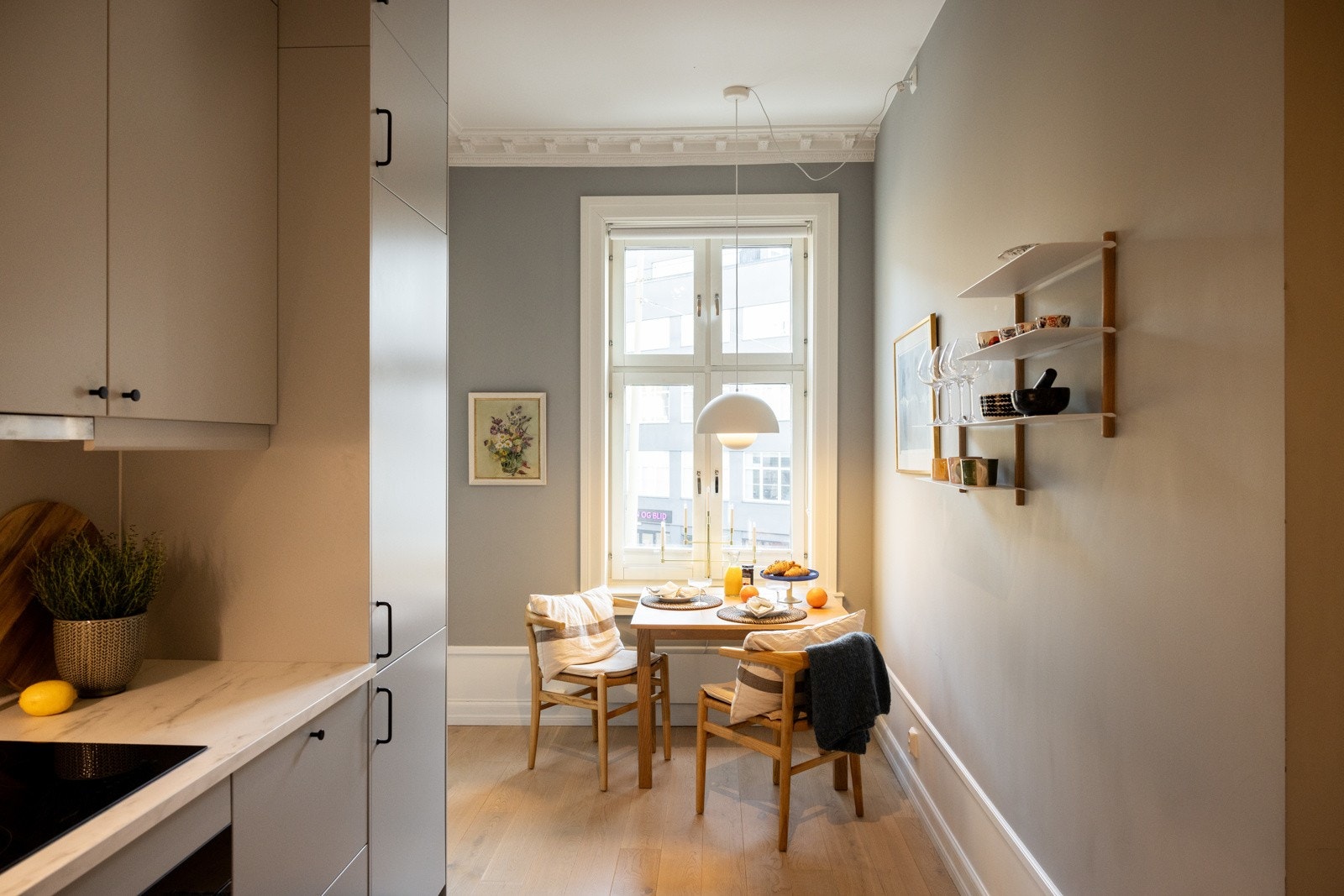 Kjøkkenet er utstyrt med integrerte hvitevarer som ovn, platetopp, ventilator, oppvaskmaskin og kombi kjøl/frys. Ny varmtvannsbereder fra 2018. Galleribilde