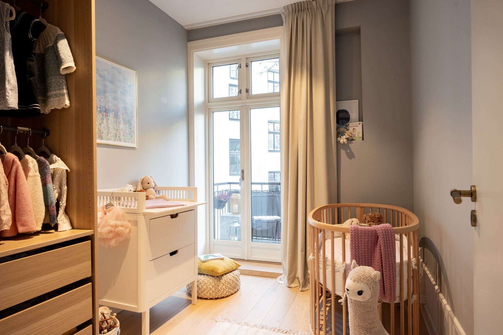 Fra soverommet har man utgang til leilighetens balkong. Galleribilde