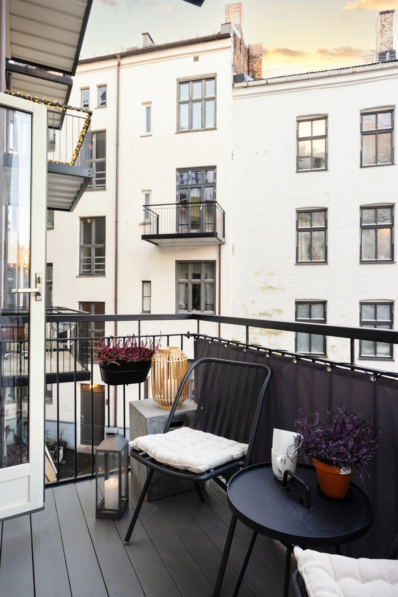 Nordvestvendt balkong på 3,88 m² som vender ut mot en stille og skjermet bakgård. Galleribilde