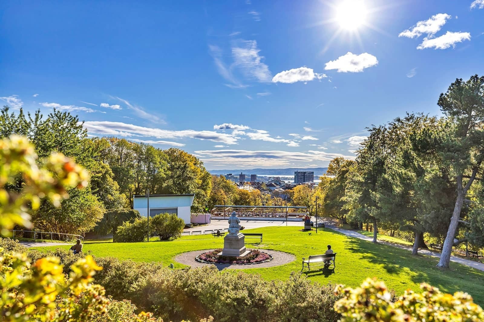 Populære St. Hanshaugen! Flott parkområde som byr på svanedam, promenader, uteservering og en scene som brukes til ulike arrangementer. Galleribilde