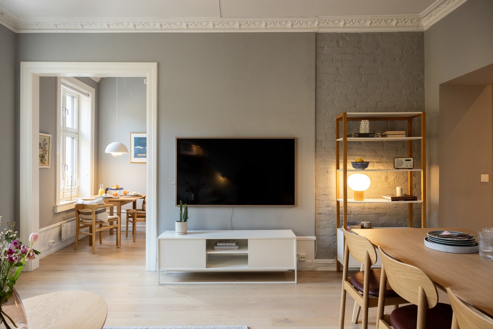 Stuens størrelse og utformelse sørger for at man har flere gode innredningsmuligheter. Galleribilde