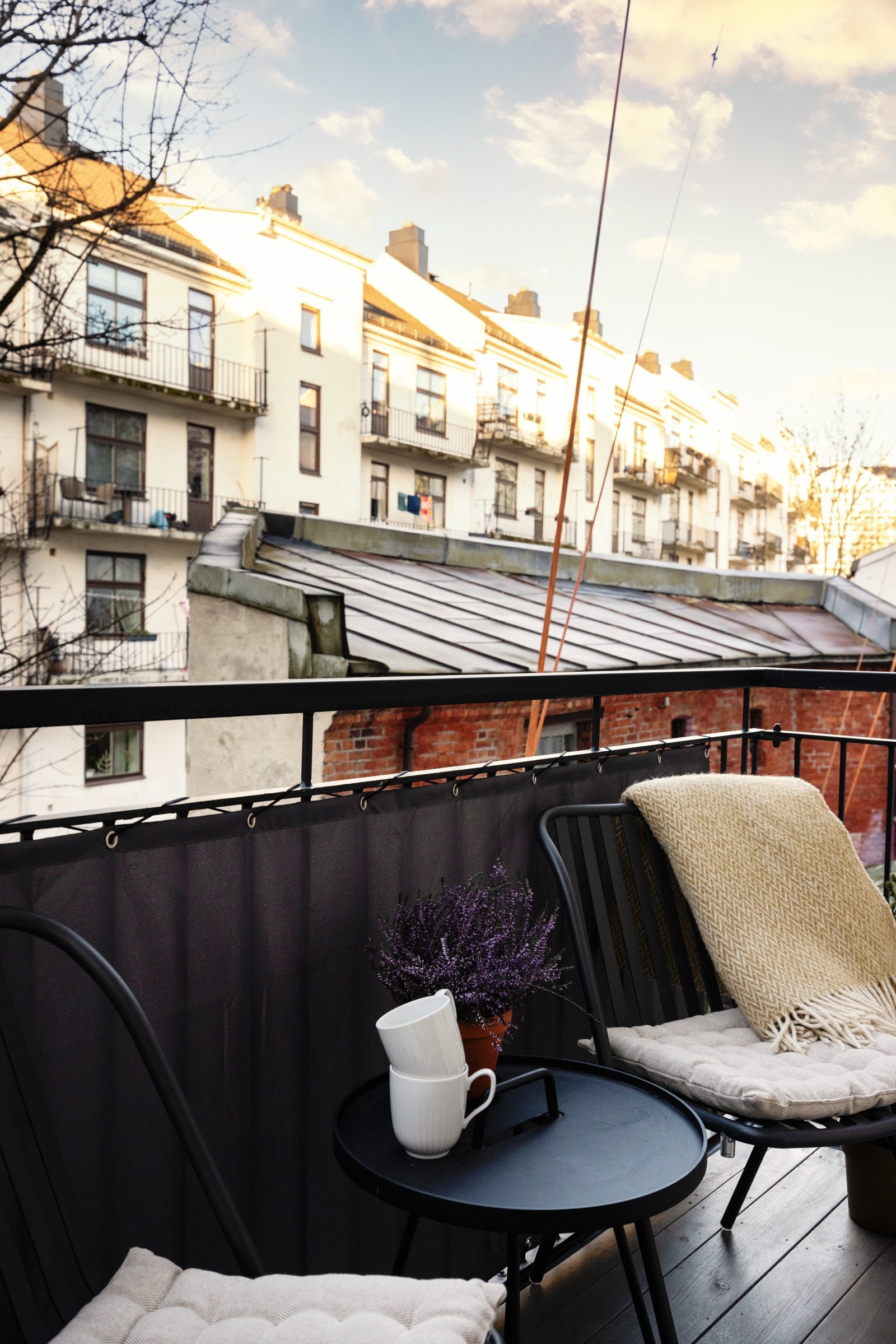 På sommertid har du solen ca rundt kl. 1600-1800, perfekt etter jobb. Galleribilde