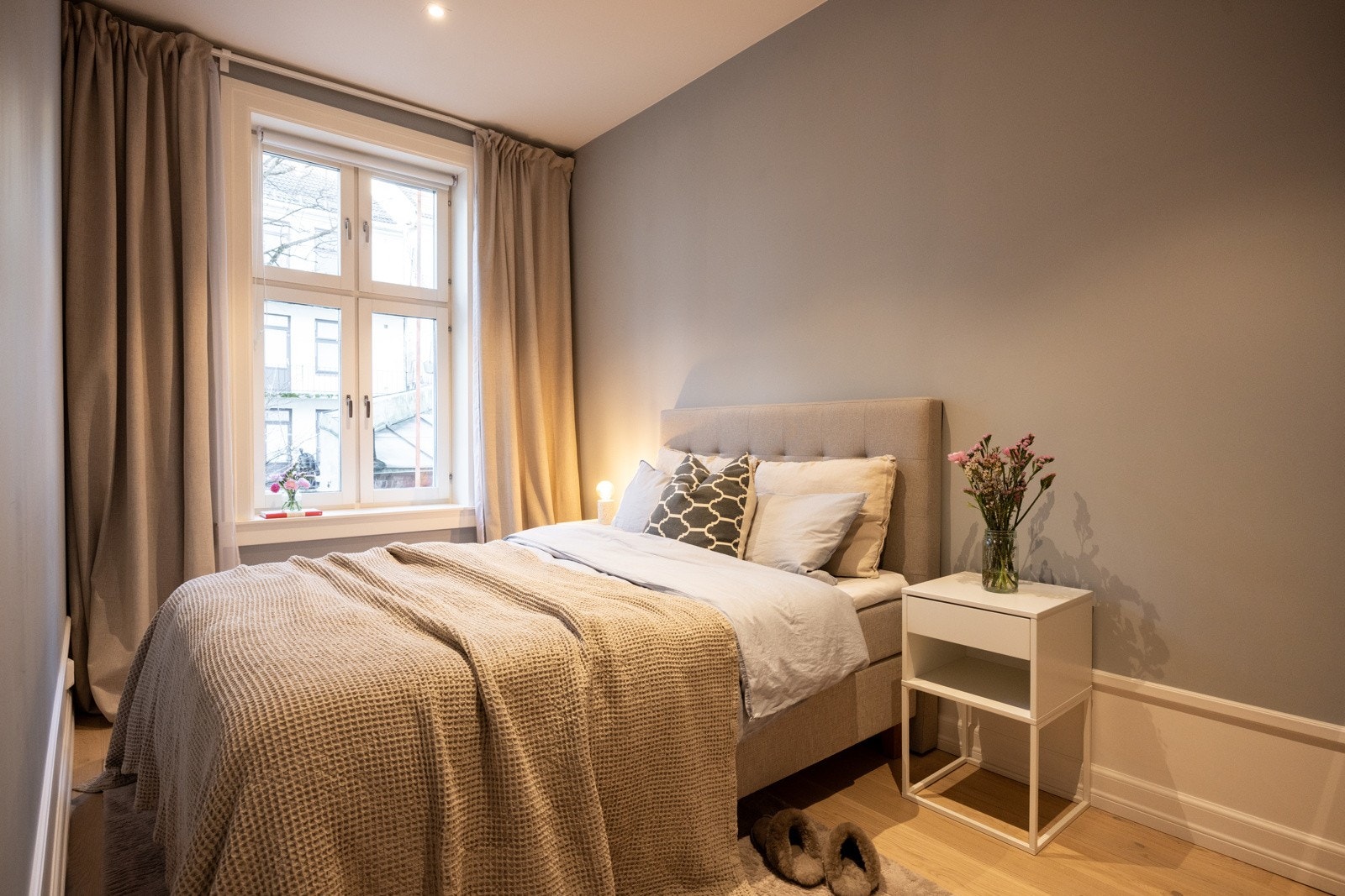 Leiligheten har 3 soverom, hvor hovedsoverommet har god plass til dobbeltseng og tilhørende møblement. Galleribilde