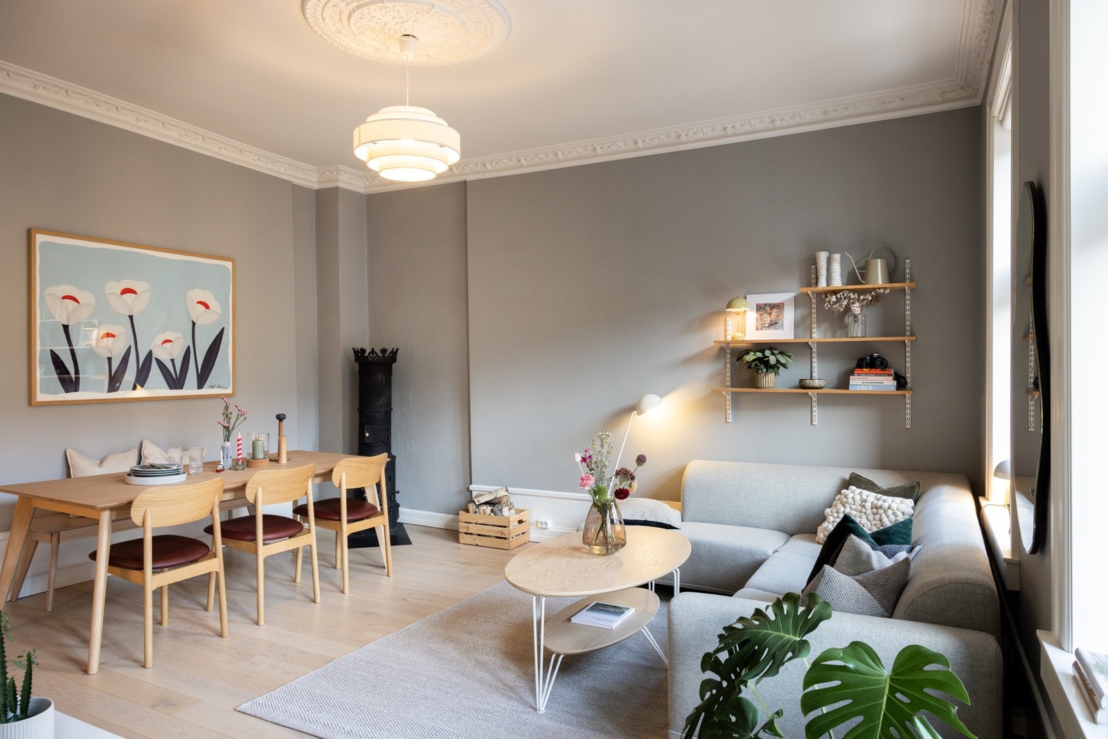 Stuen er romslig og lys med store vindusflater, generøs takhøyde, klassiske detaljer og vedovn som sørger for behagelig varme. Galleribilde