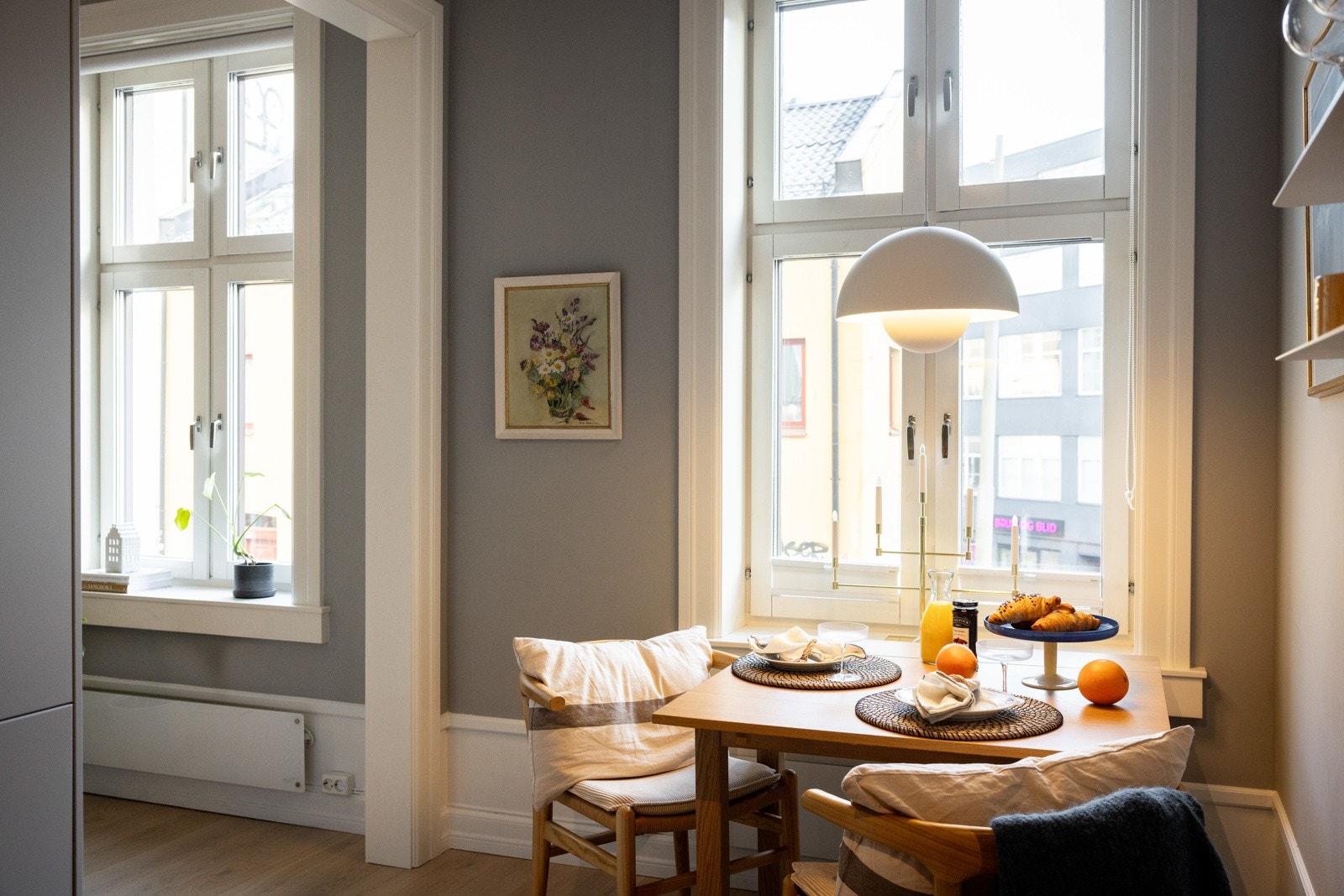 Den smarte planløsningen gjør rommet både sosialt og funksjonelt. Ved vindusposten har man god plass til spisebord. Galleribilde