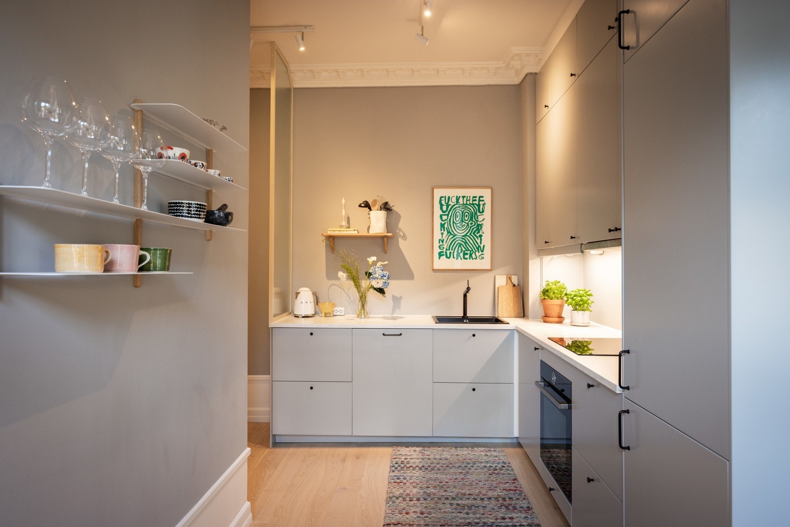 Lekkert og moderne kjøkken pusset opp i 2018, med stilrene detaljer. Galleribilde