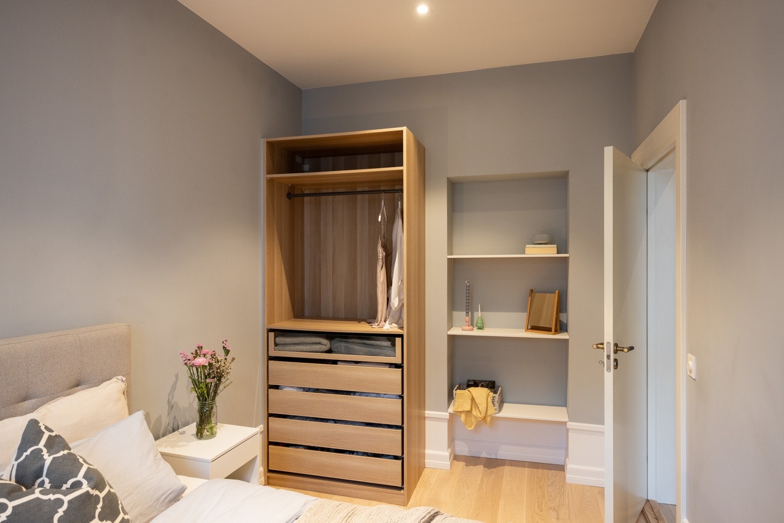 Garderobe medfølger handelen. Galleribilde