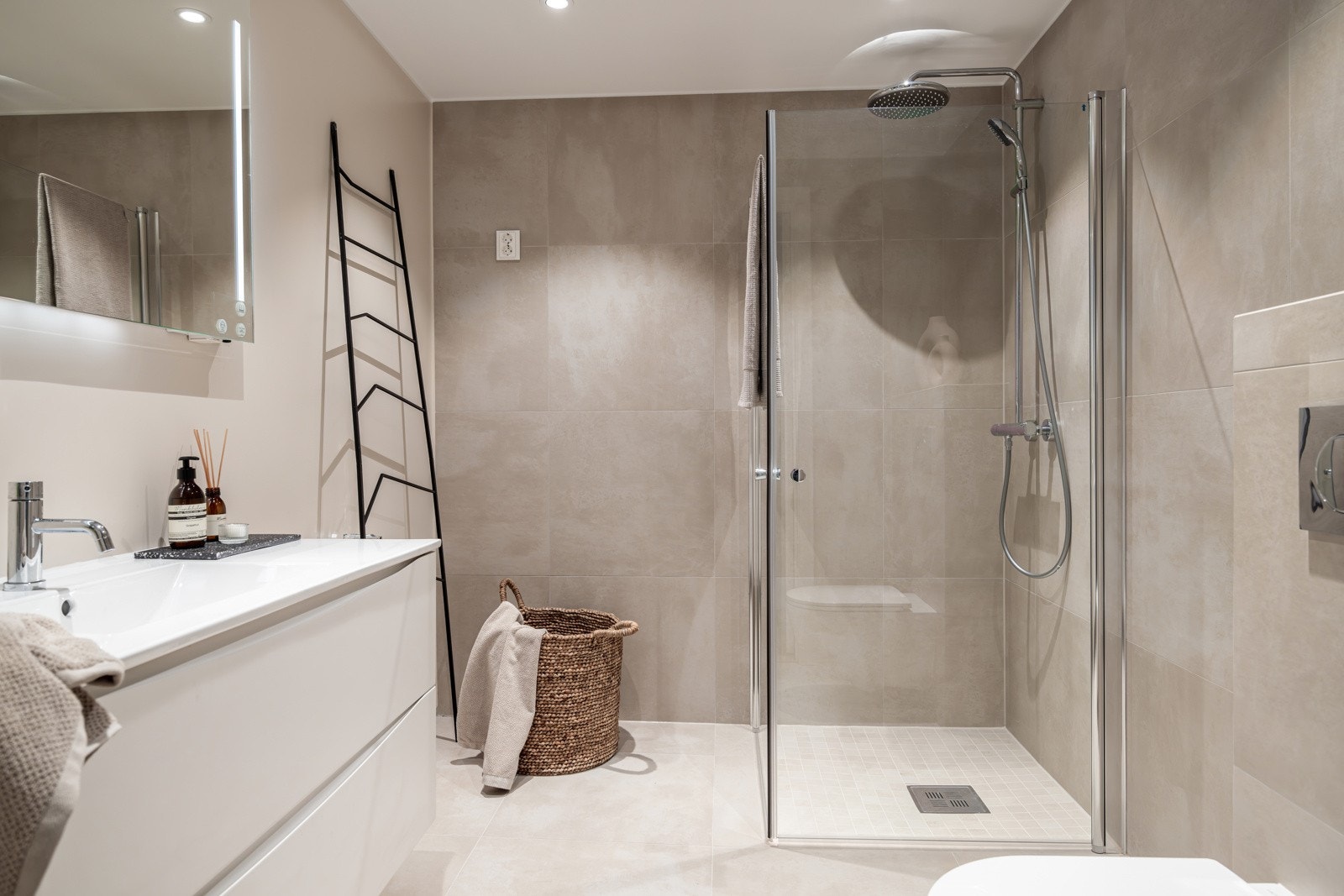 Delikat baderom med varmekabler. Galleribilde