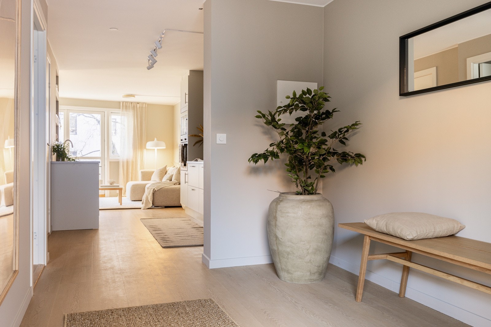 Romslig entré med plass til garderobeskap. Det medfølger bod i kjeller på 5 m2. Galleribilde