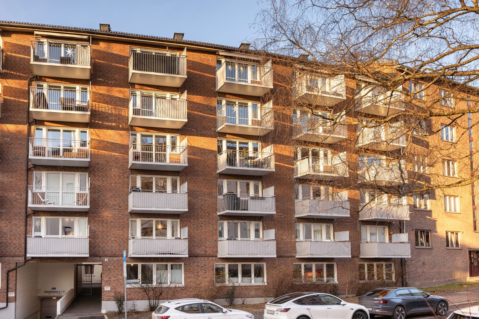 Fasade. Kort gange til idylliske grøntområder og offentlig kommunikasjon i umiddelbar nærhet. Galleribilde