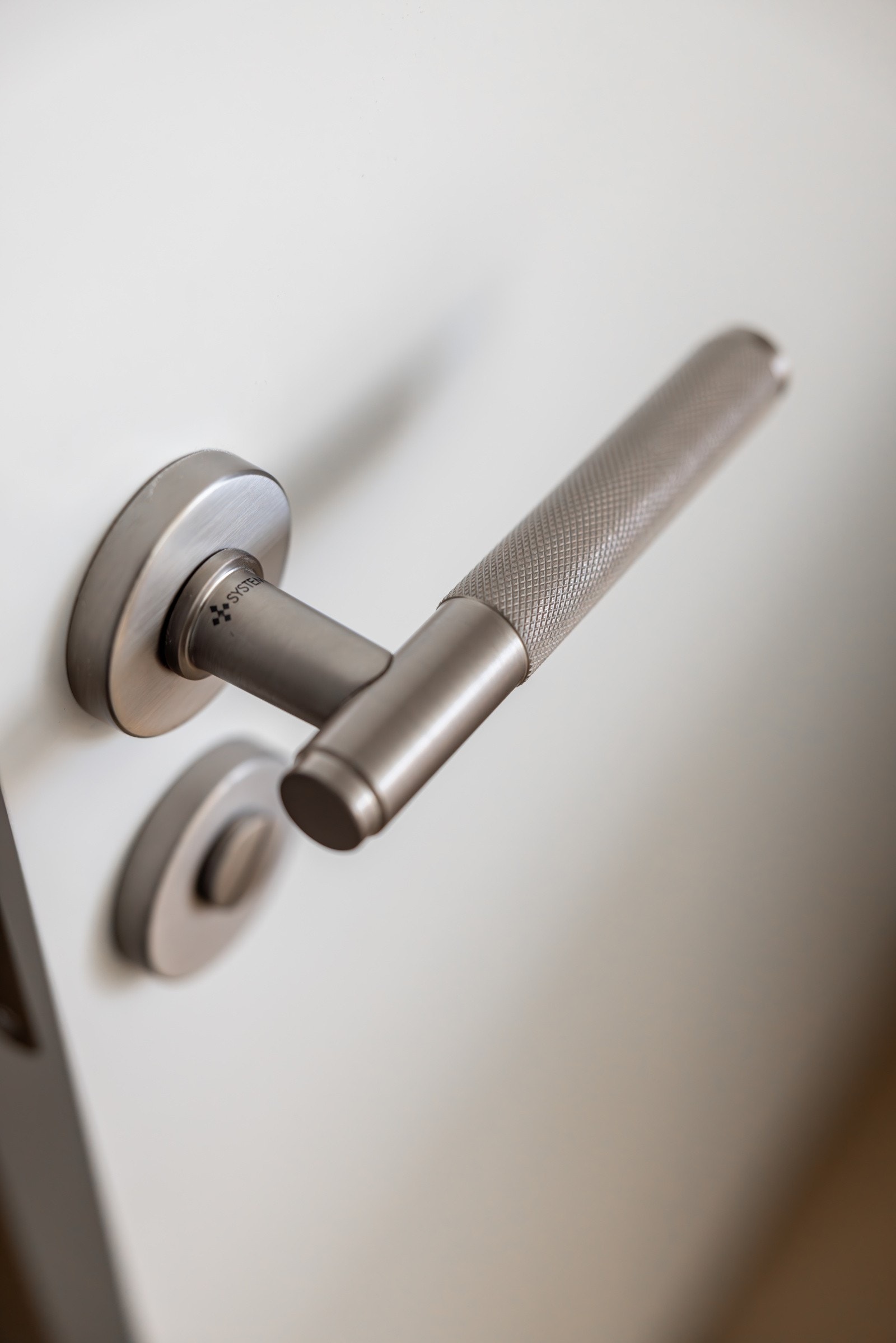 Påkostede dørhåndtak fra R. Bergersen som matcher med armaturer og håndtak på kjøkkenet. Galleribilde