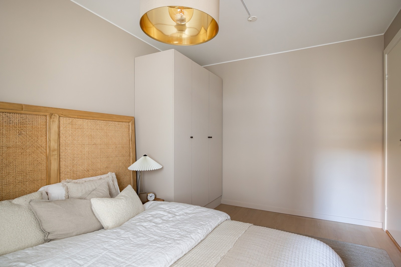 Garderobeinnredning på soverom som matcher fargen på veggen. Galleribilde