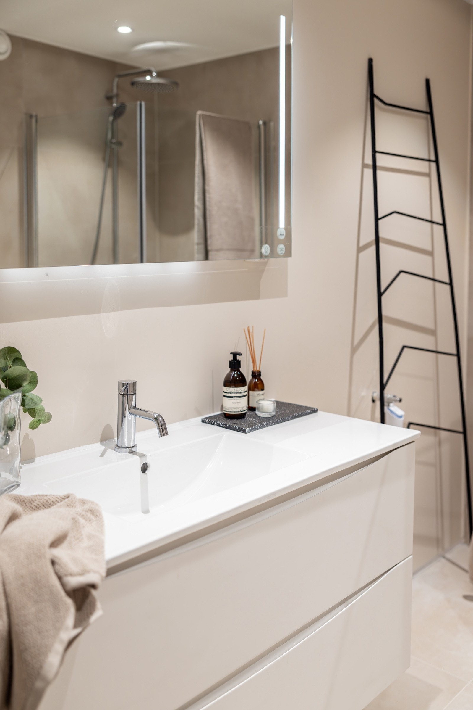 Baderommet er pusset opp i 2024 med lekre fliser, ny innredning og armaturer, nytt wc og opplegg for vaskemaskin. Galleribilde