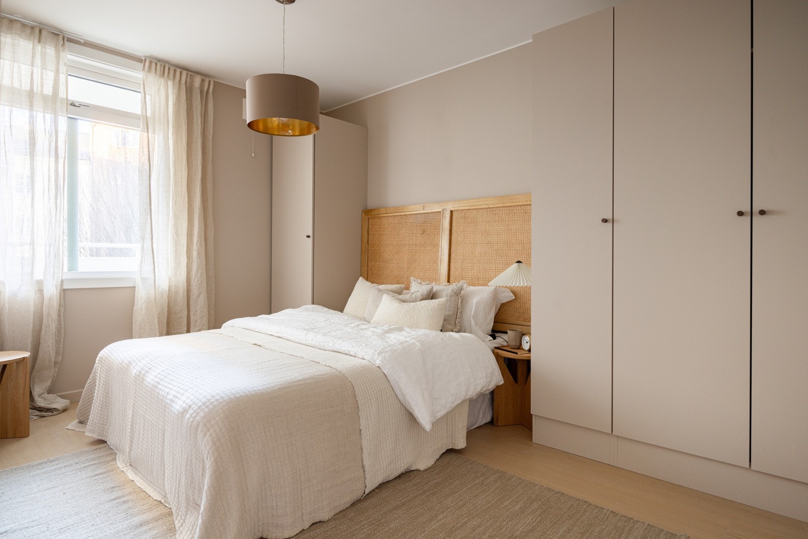 Lyst og romslig soverom med garderobeskap. Galleribilde