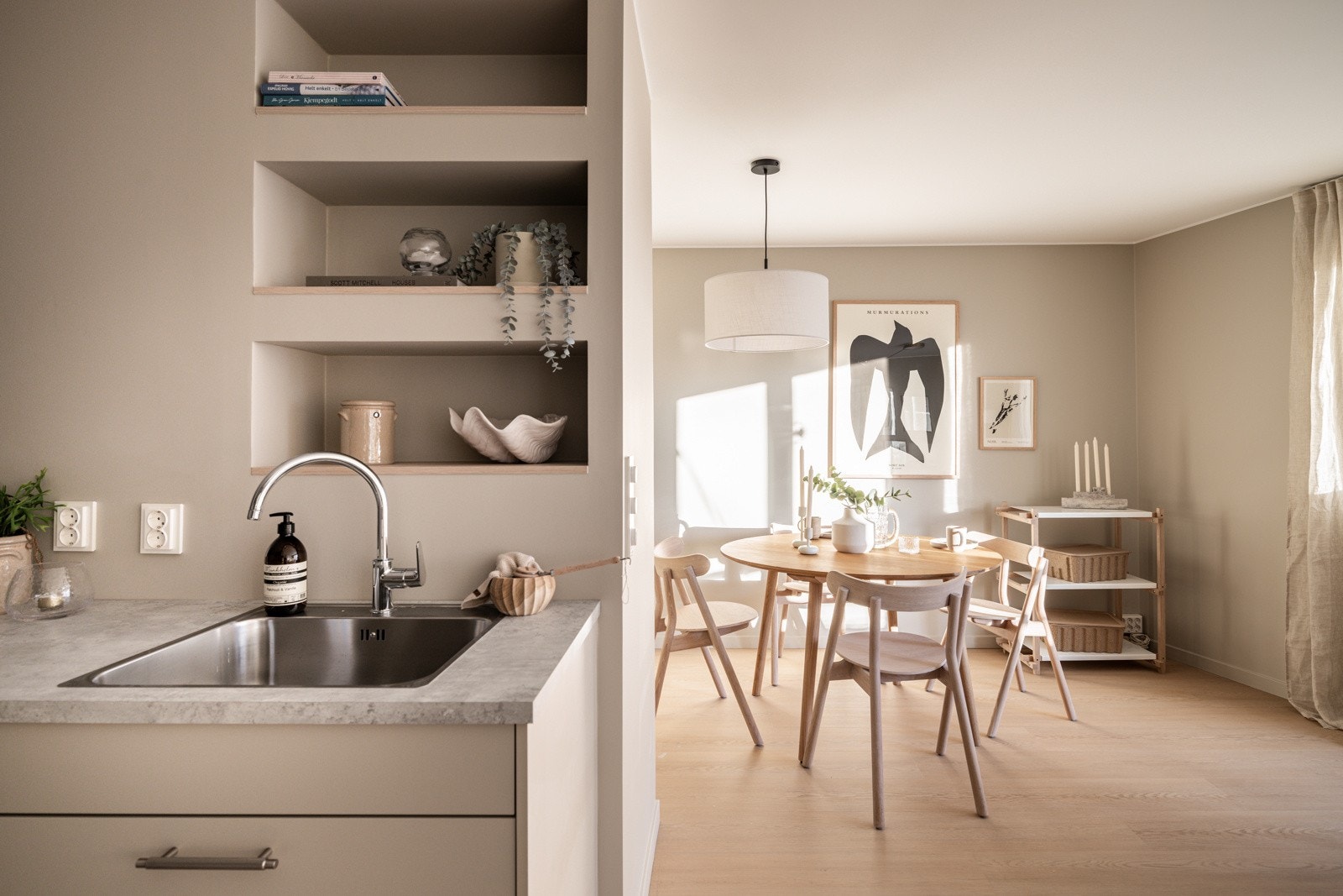 Åpen og sosial løsning mot stue og spisestue, samtidig tilbaketrukket i egen sone. Galleribilde