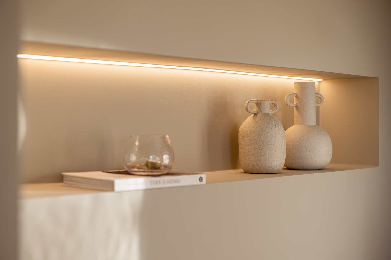 Plassbygget hylle med belysnig i spisestue. Galleribilde