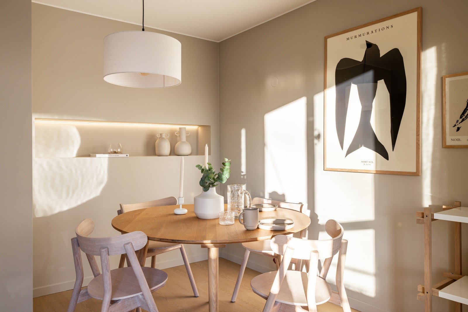 Helhetlig interiørstil med delikate fargevalg og lekre detaljer. Galleribilde