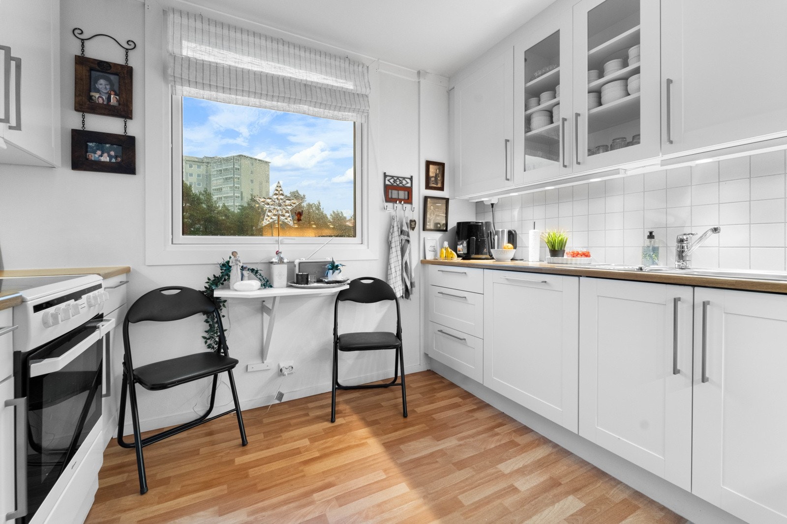 Romslig kjøkken med plassbygget frokostbord. God benkeplass. Galleribilde