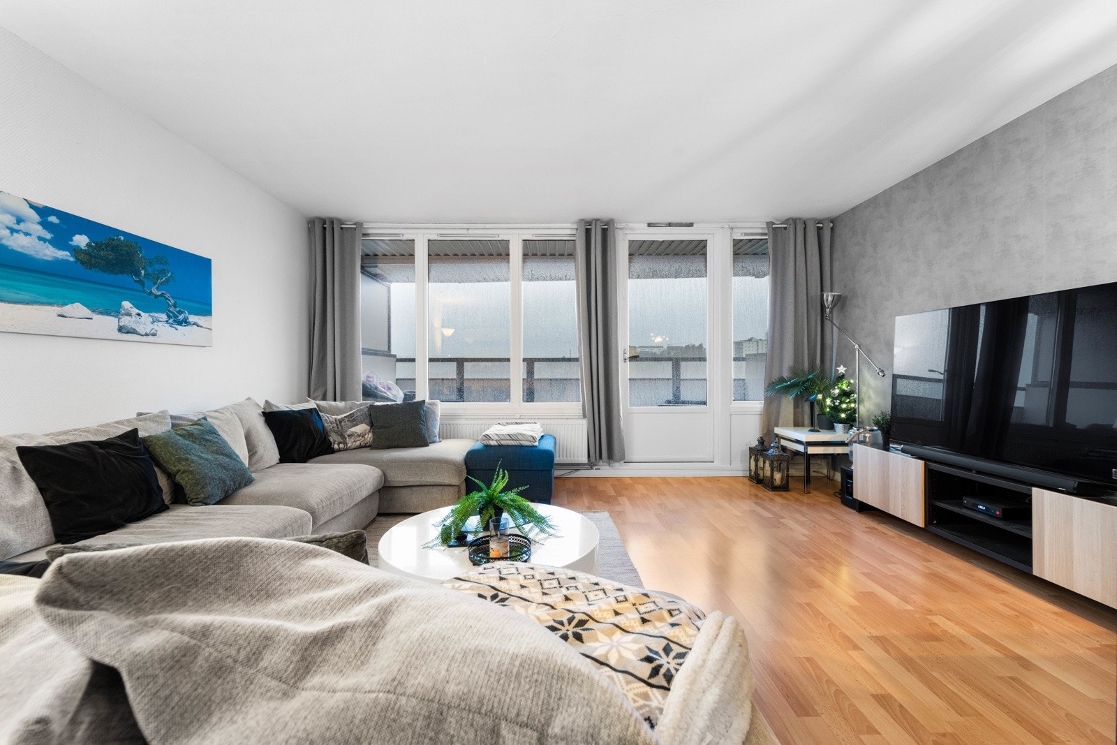 God plass til spisestue og sittegruppe. God plass til besøk! Galleribilde