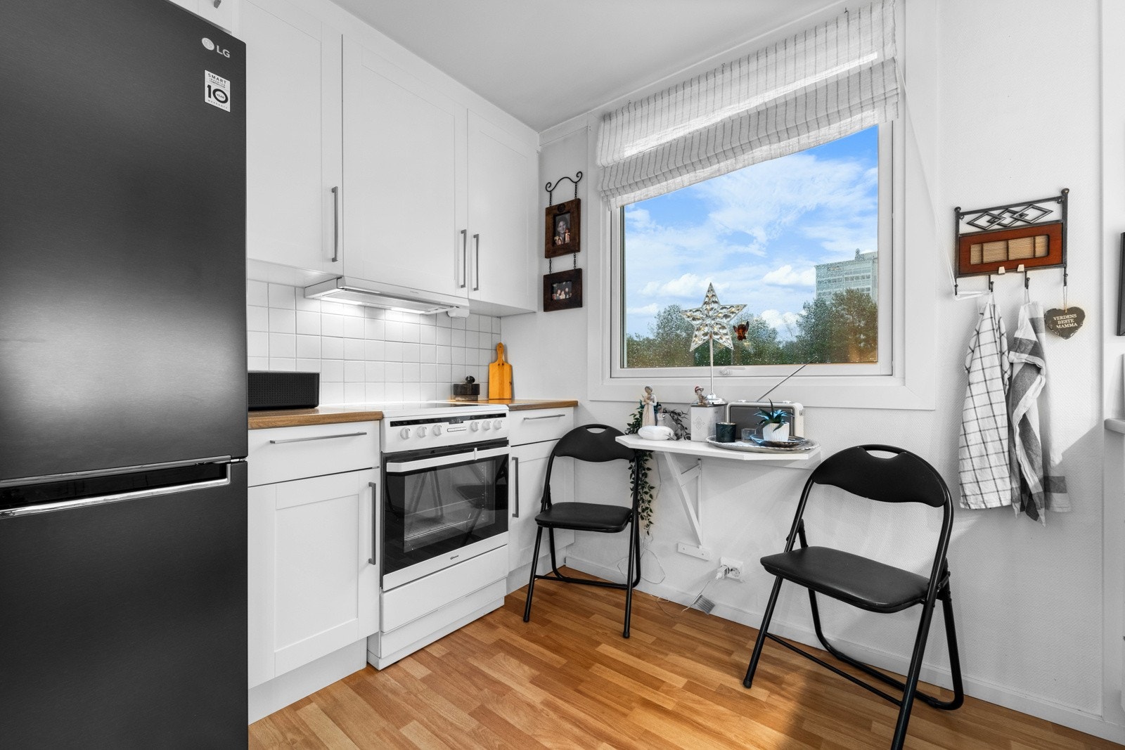 Kjøleskap medfølger, men ikke det sorte. Det hvite på hovedsoverommet settes inn i stedet. Komfyren medfølger også. Galleribilde