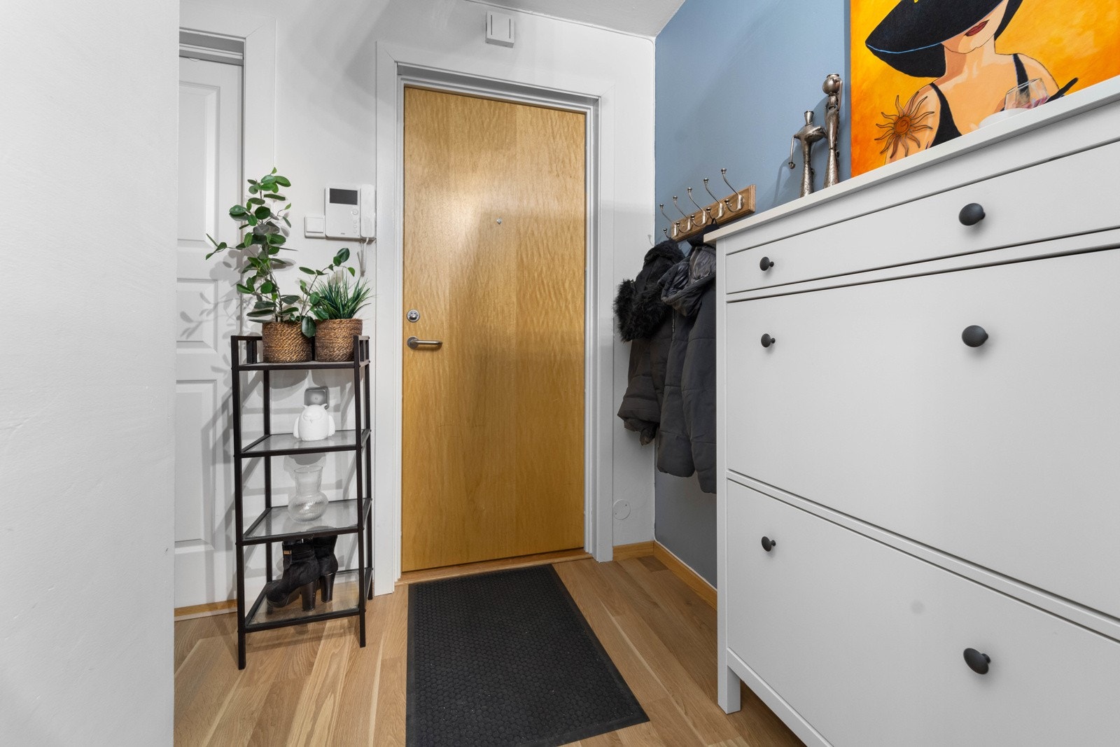 Gang med fin plass til oppbevaring. Galleribilde